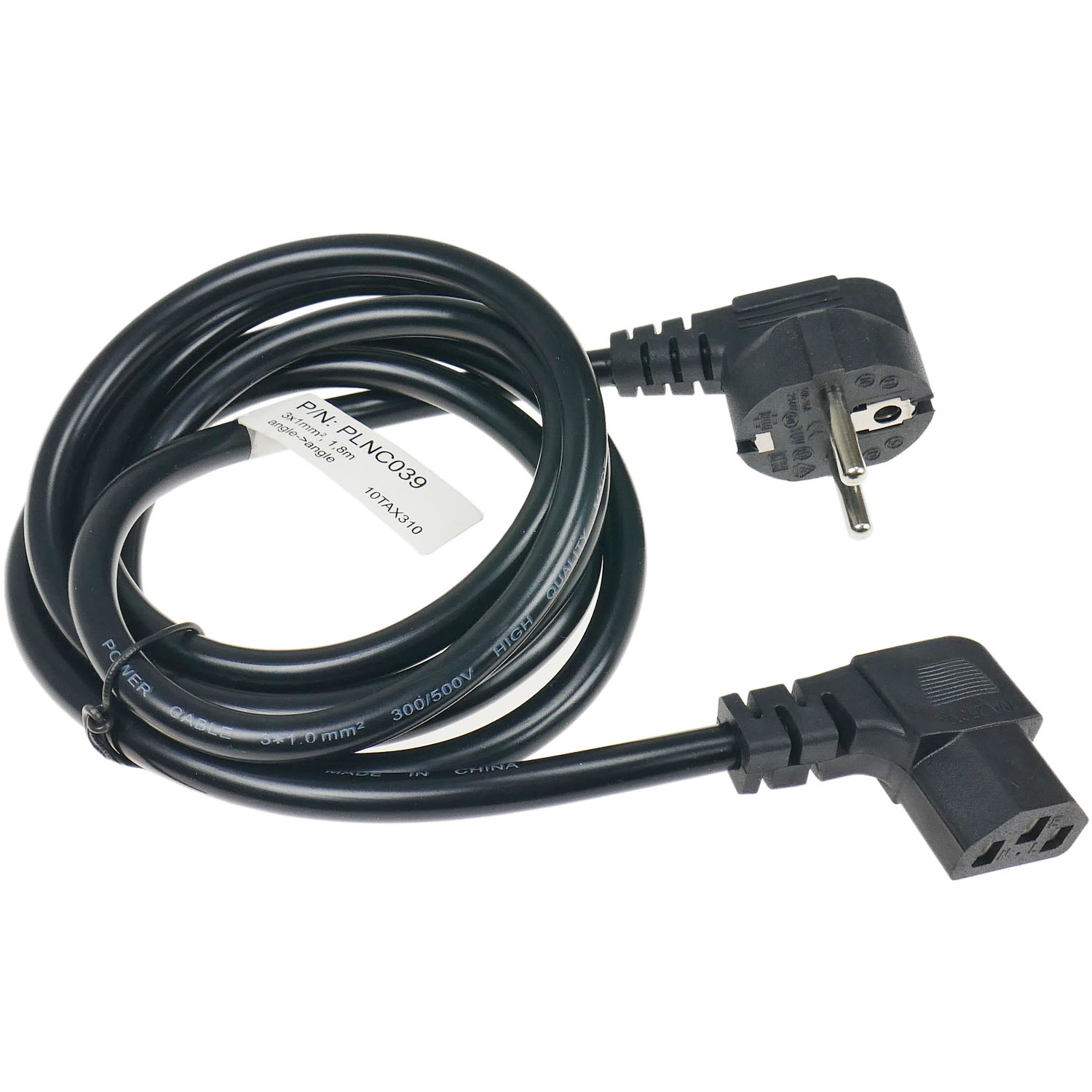 Czarny kabel zasilający z kątowymi wtyczkami. Jeden koniec ma bolce, drugi otwory. Biała etykieta z napisem 'PLNC039'.