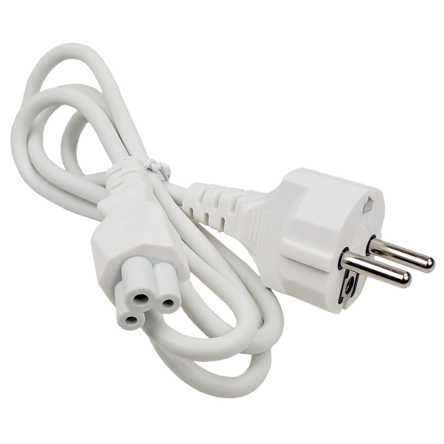 Biały przewód zasilający z wtyczką europejską i trójstykowym złączem. Przewód jest zwinięty, tło jest białe.