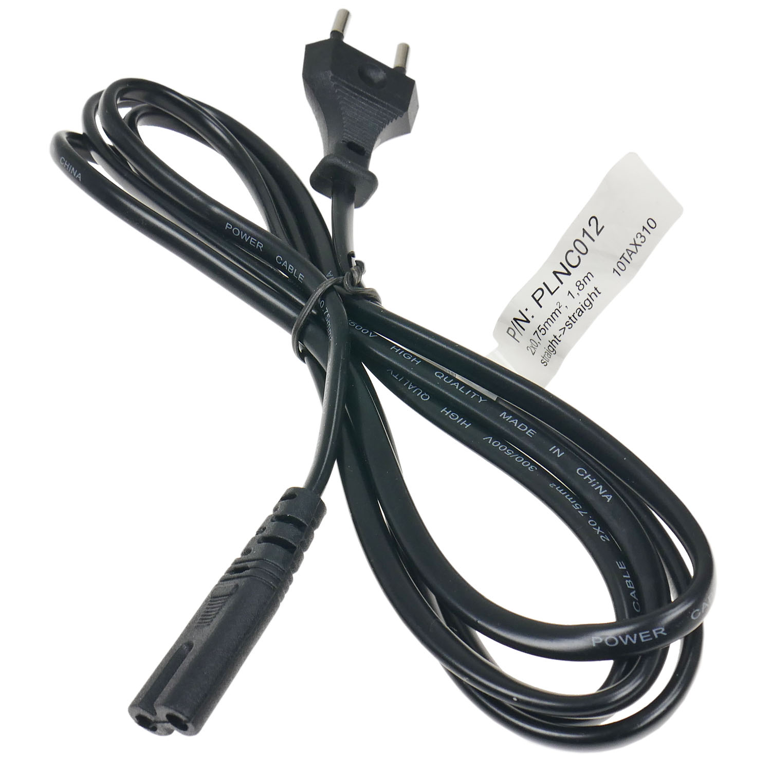 Czarny kabel zasilający z wtyczką dwupinową i gniazdem żeńskim. Dołączona jest biała etykieta z tekstem.
