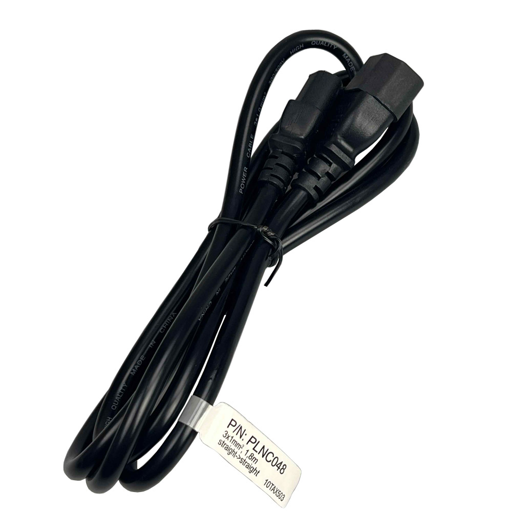 Czarny kabel zasilający z dwoma złączami. Biała etykieta zawiera napis P/N: PLNC048. Kabel znajduje się na białym tle.