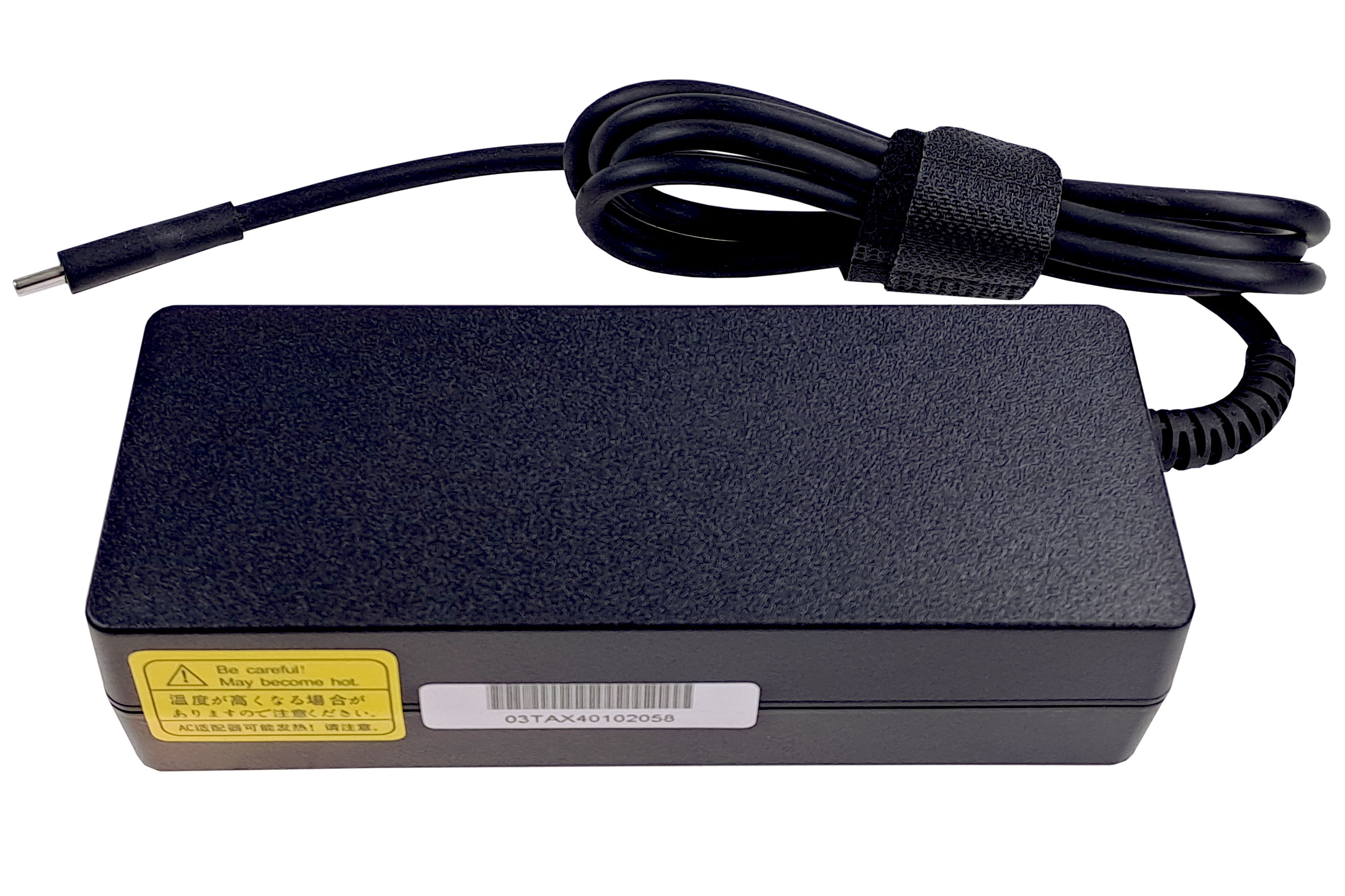 Czarny zasilacz do laptopa z dołączonym przewodem i naklejką. Posiada etykietę ostrzegawczą.