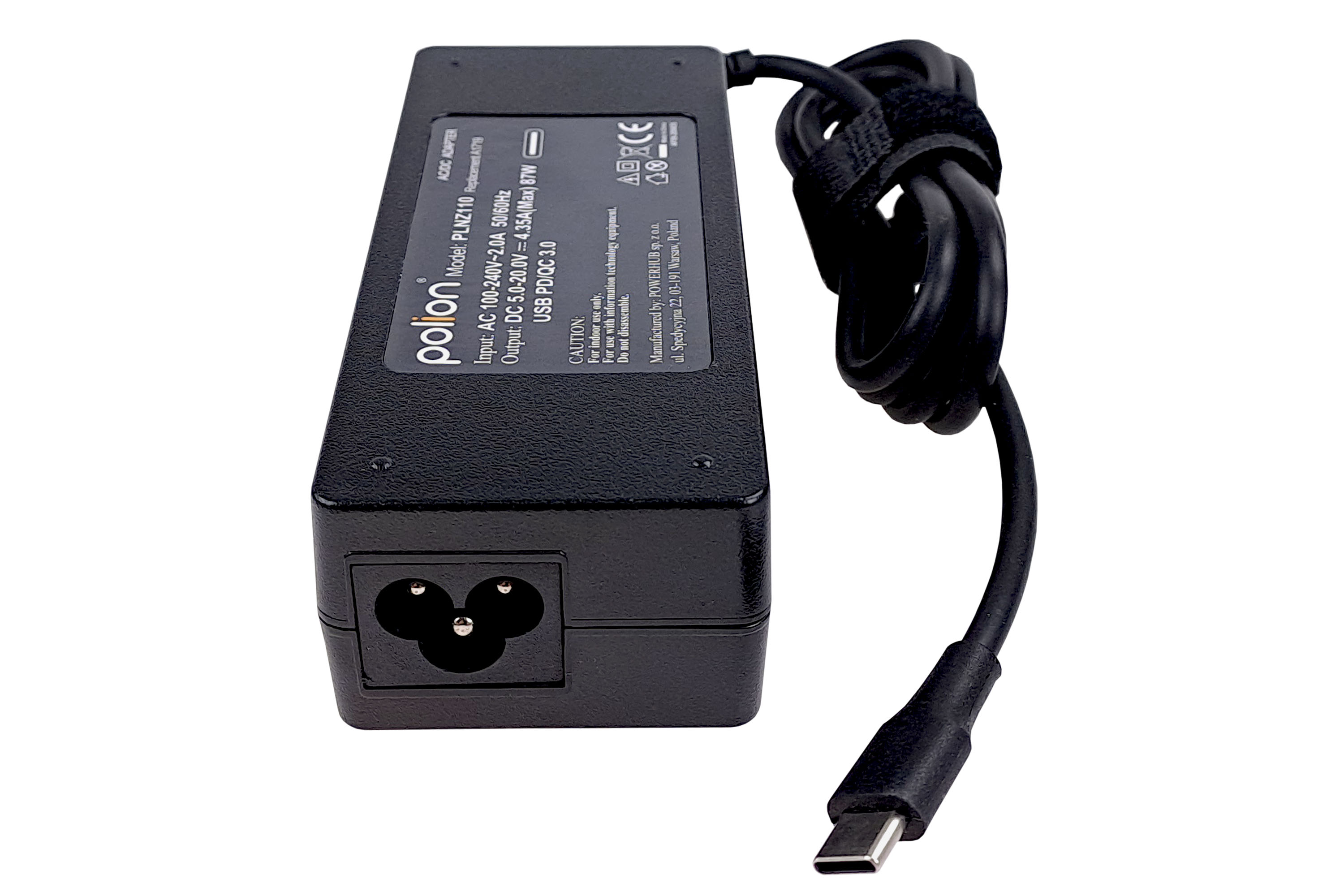 Czarny zasilacz z etykietą. Posiada kabel zasilający ze złączem USB-C. Białe tło.