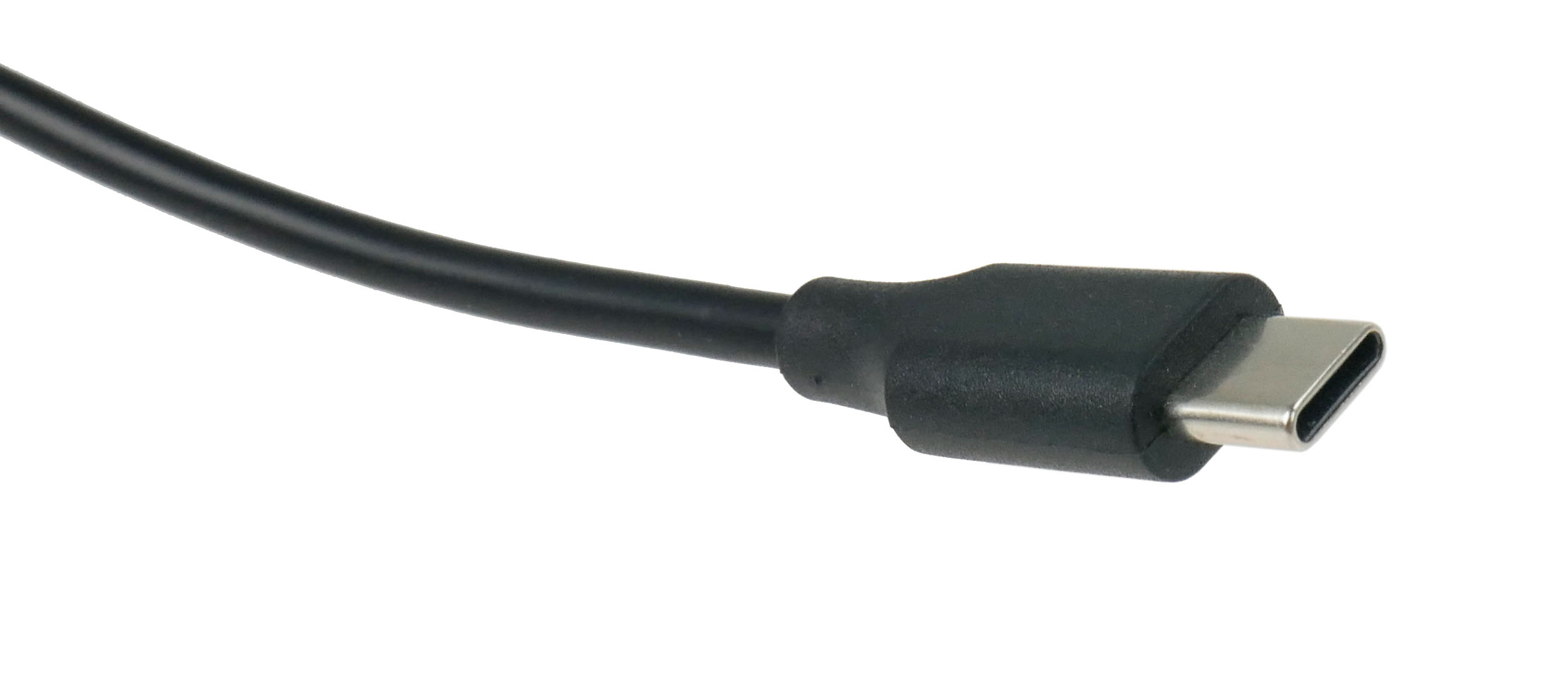 Zbliżenie czarnego kabla USB-C ze srebrnym złączem na białym tle. Kabel delikatnie się wygina.