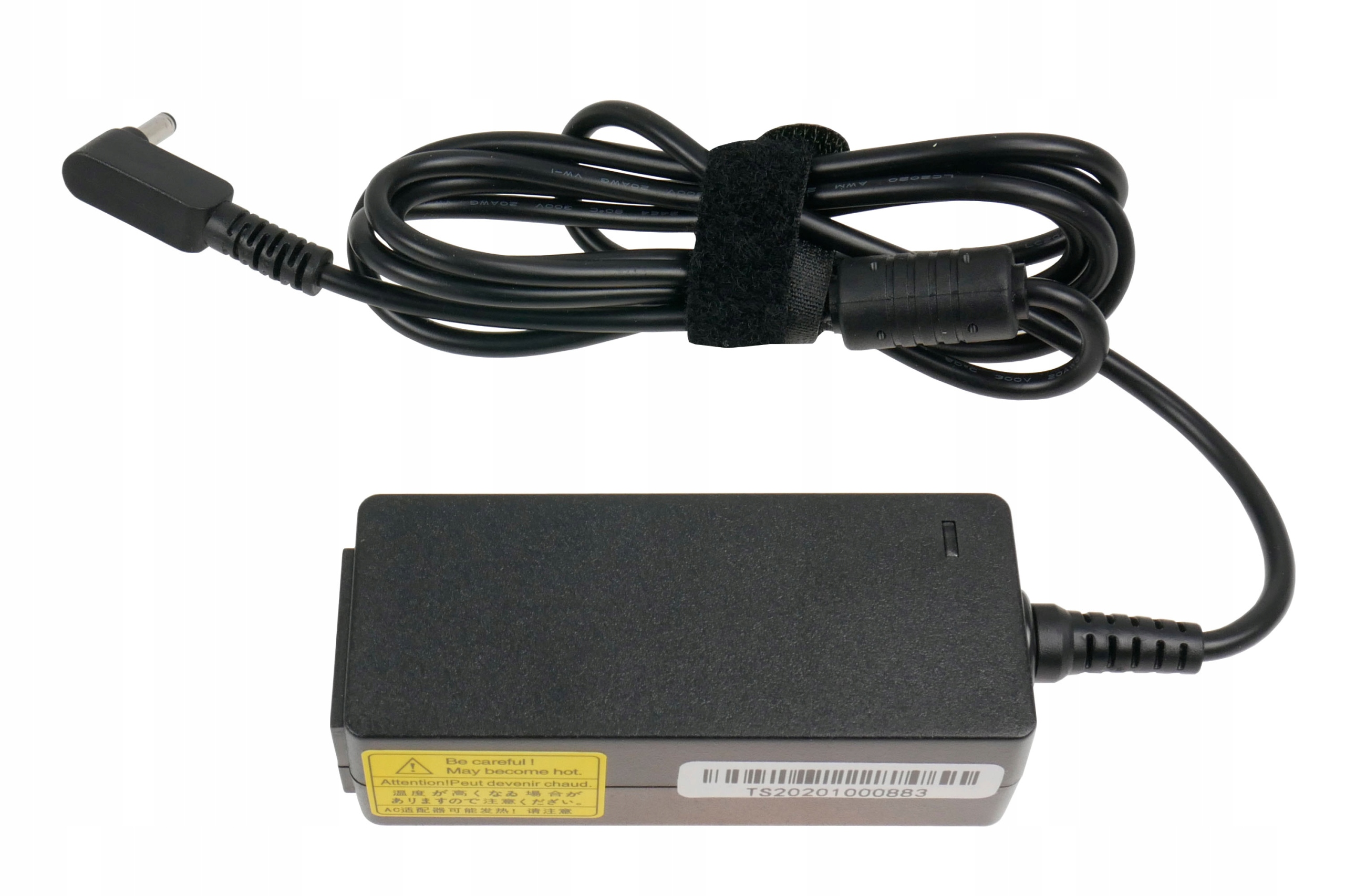 Czarna ładowarka do laptopa z czarnym kablem i złączem. Posiada etykietę ostrzegawczą.