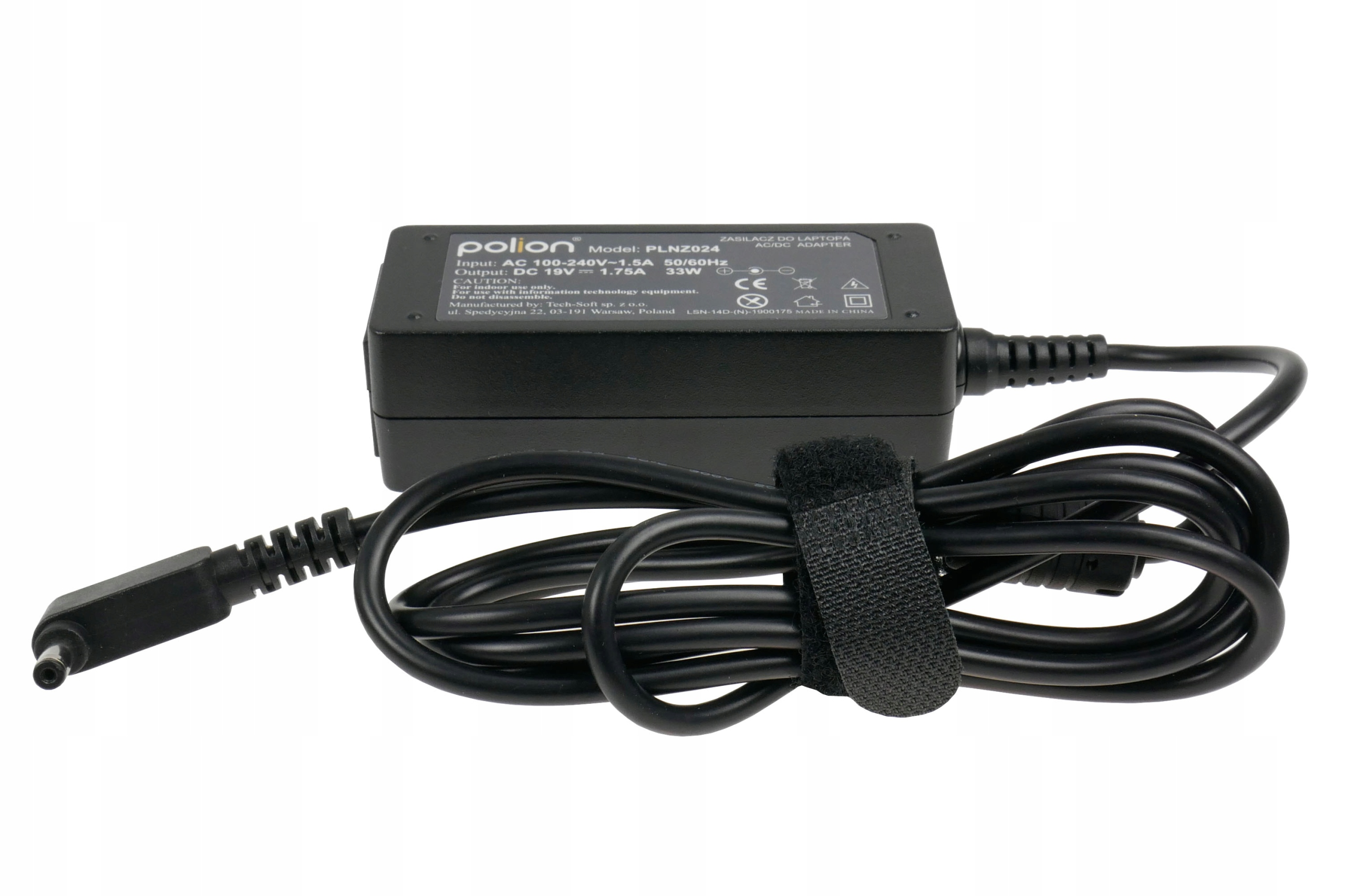 Czarny zasilacz do laptopa z dołączonym kablem i paskiem na rzep. Białe tło.