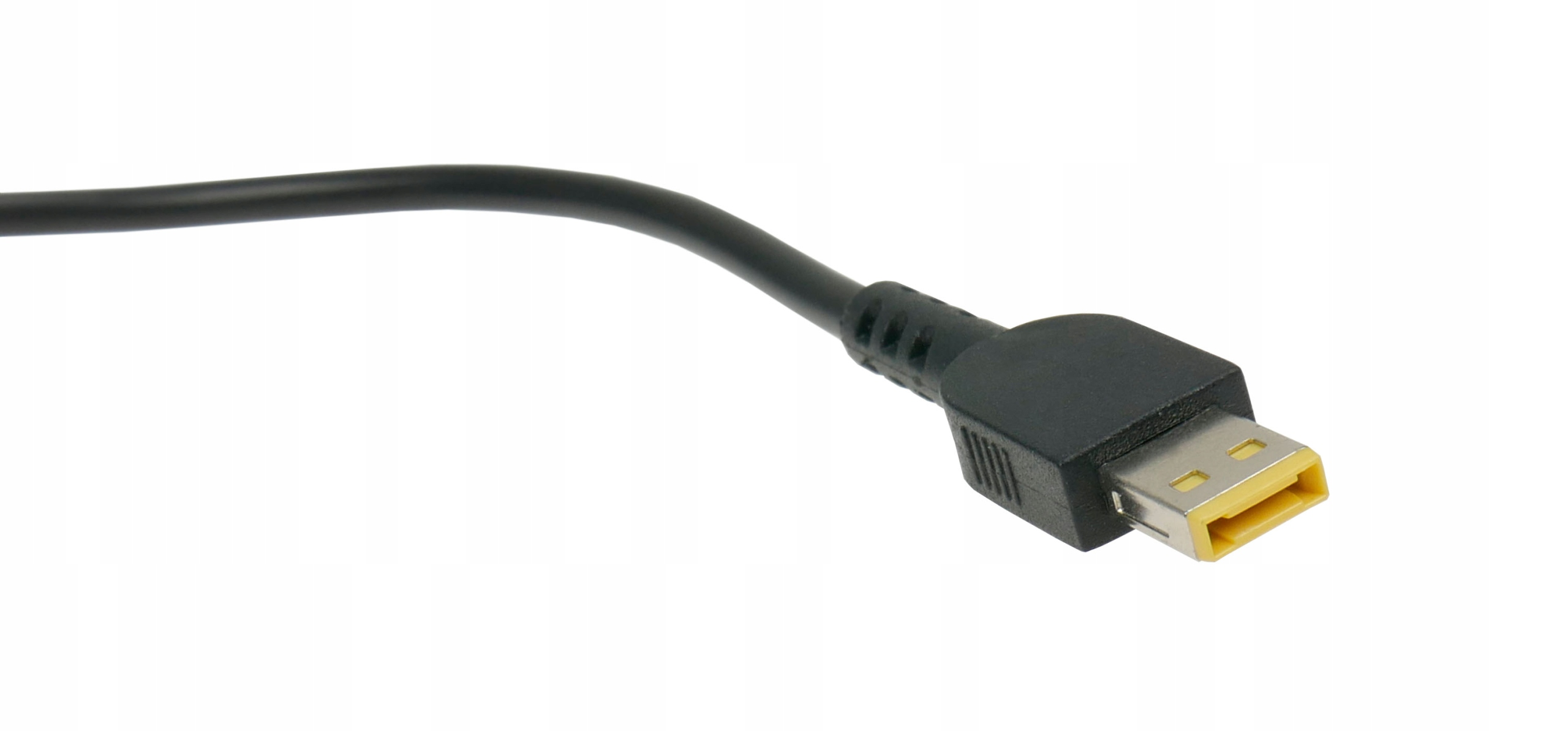 Czarny kabel USB z czarnym złączem i żółtym wnętrzem. Kabel jest na białym tle.