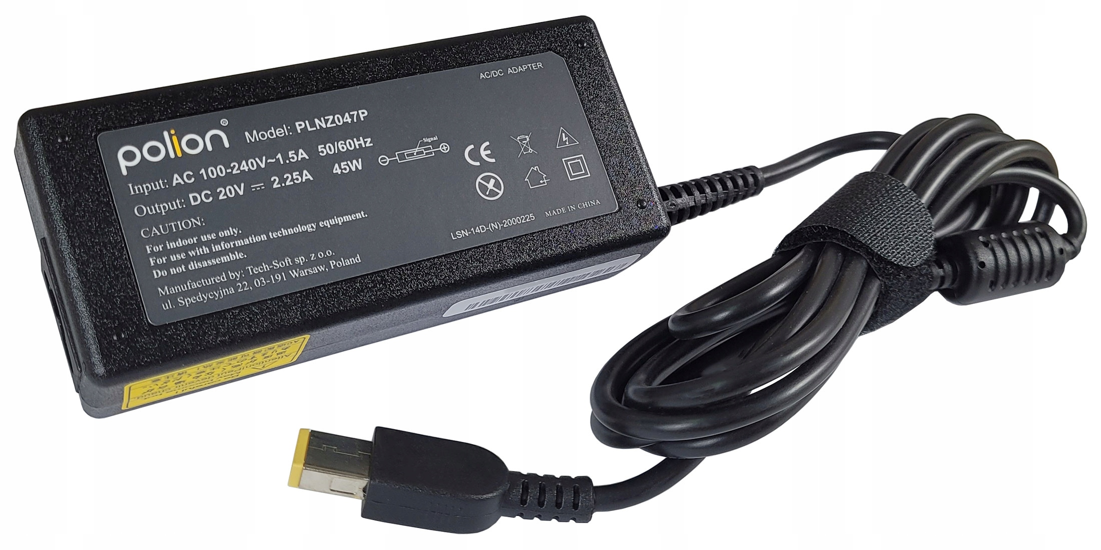 Zasilacz do laptopa. Czarny adapter z czarnym kablem. Wtyczka jest czarna z żółtą końcówką.