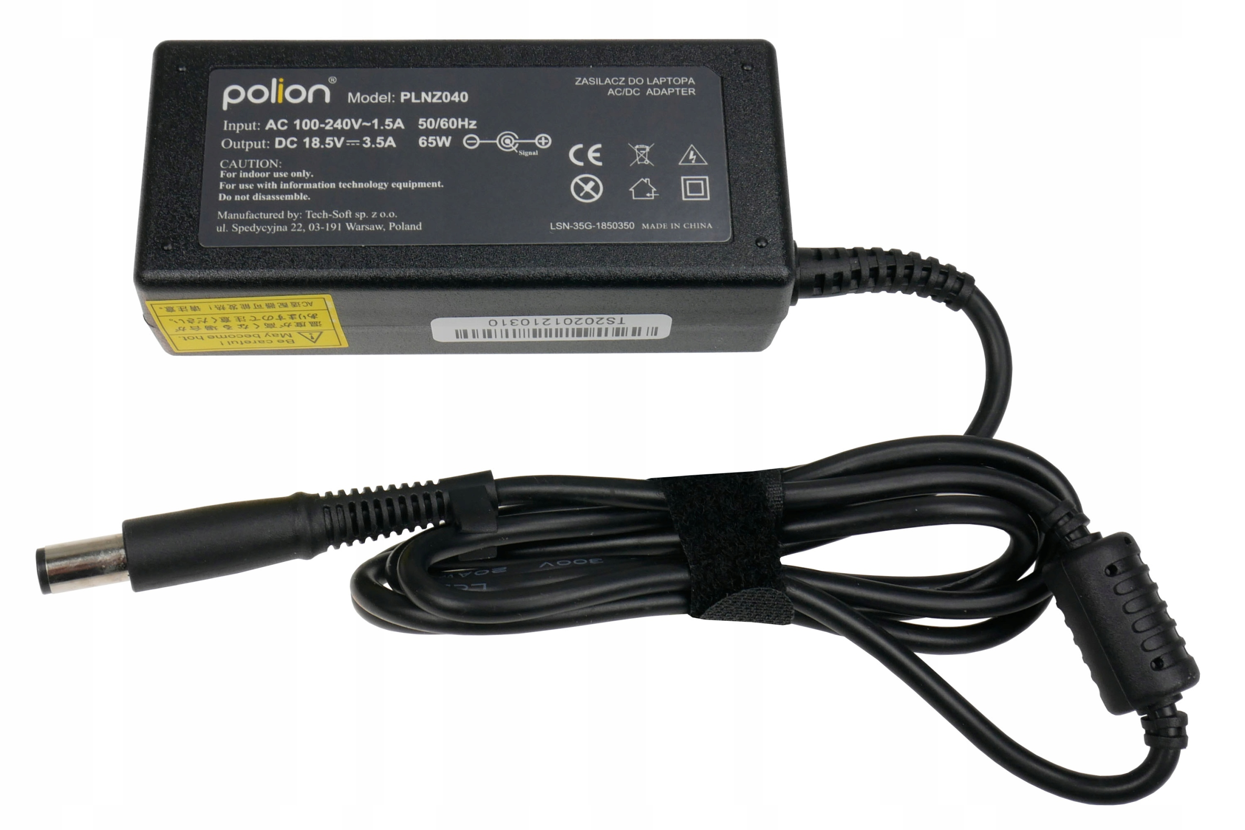 Czarna ładowarka do laptopa z czarnym kablem. Posiada etykietę z tekstem. Tło jest białe.