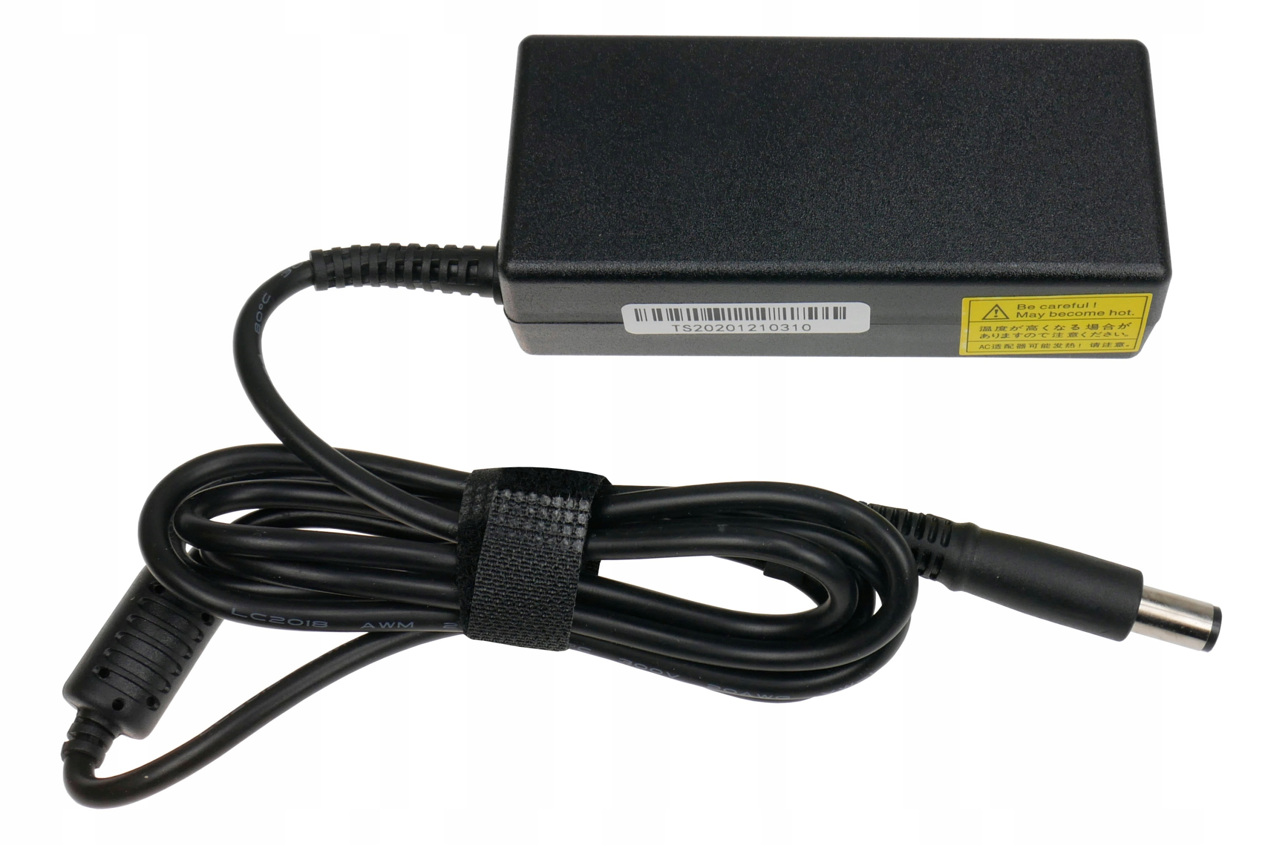 Czarny zasilacz z kablem i wtyczką na białym tle. Obecna etykieta ostrzegawcza.