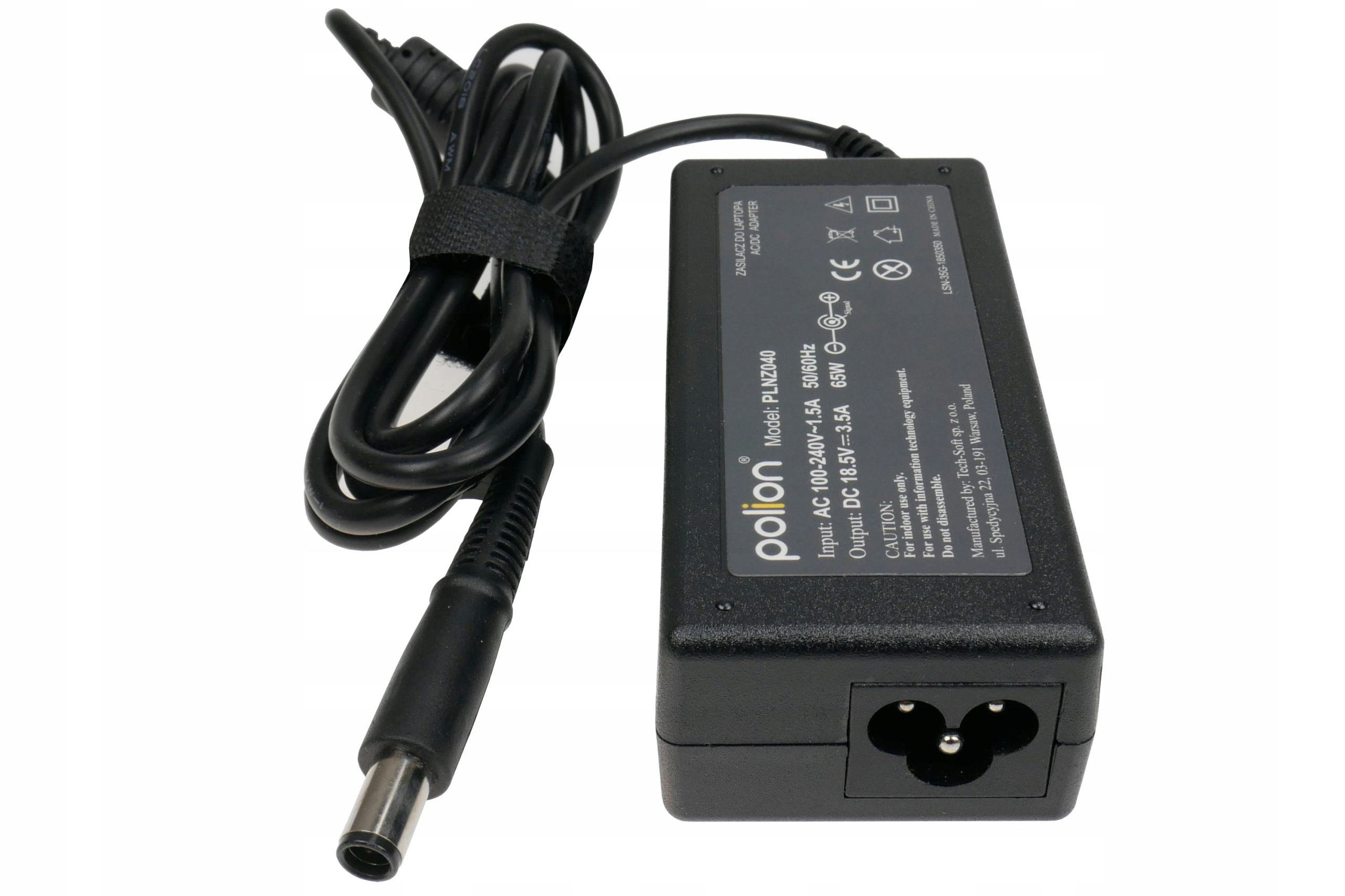 Czarna ładowarka do laptopa z czarnym kablem. Ma wtyczkę i etykietę z tekstem.