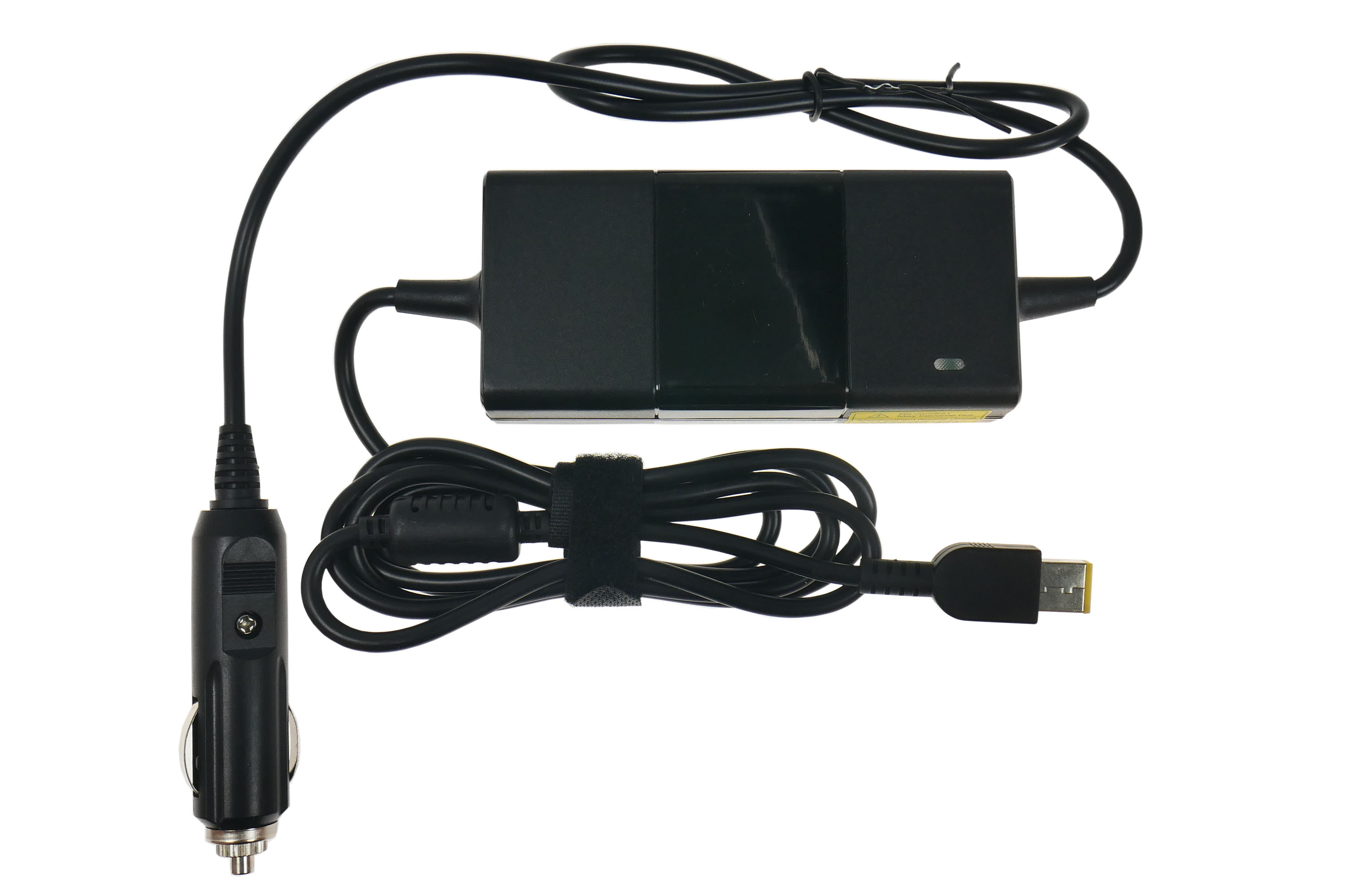 Czarna ładowarka do laptopa z adapterem samochodowym. Ma zasilacz i kable. Białe tło.