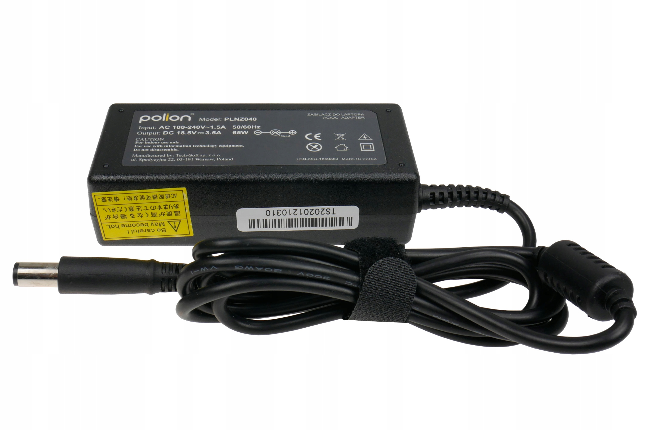 Czarna ładowarka do laptopa z czarnym kablem i etykietą z tekstem. Tło jest białe.