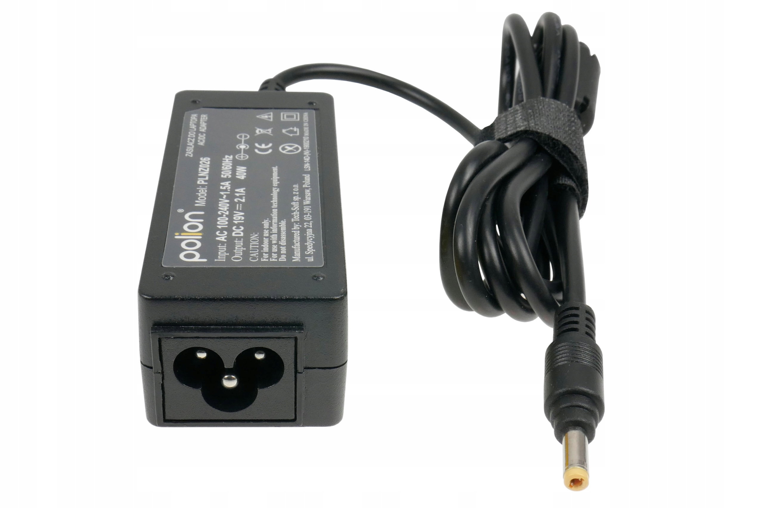 Czarna ładowarka do laptopa z czarnym kablem. Etykieta z tekstem znajduje się na ładowarce.