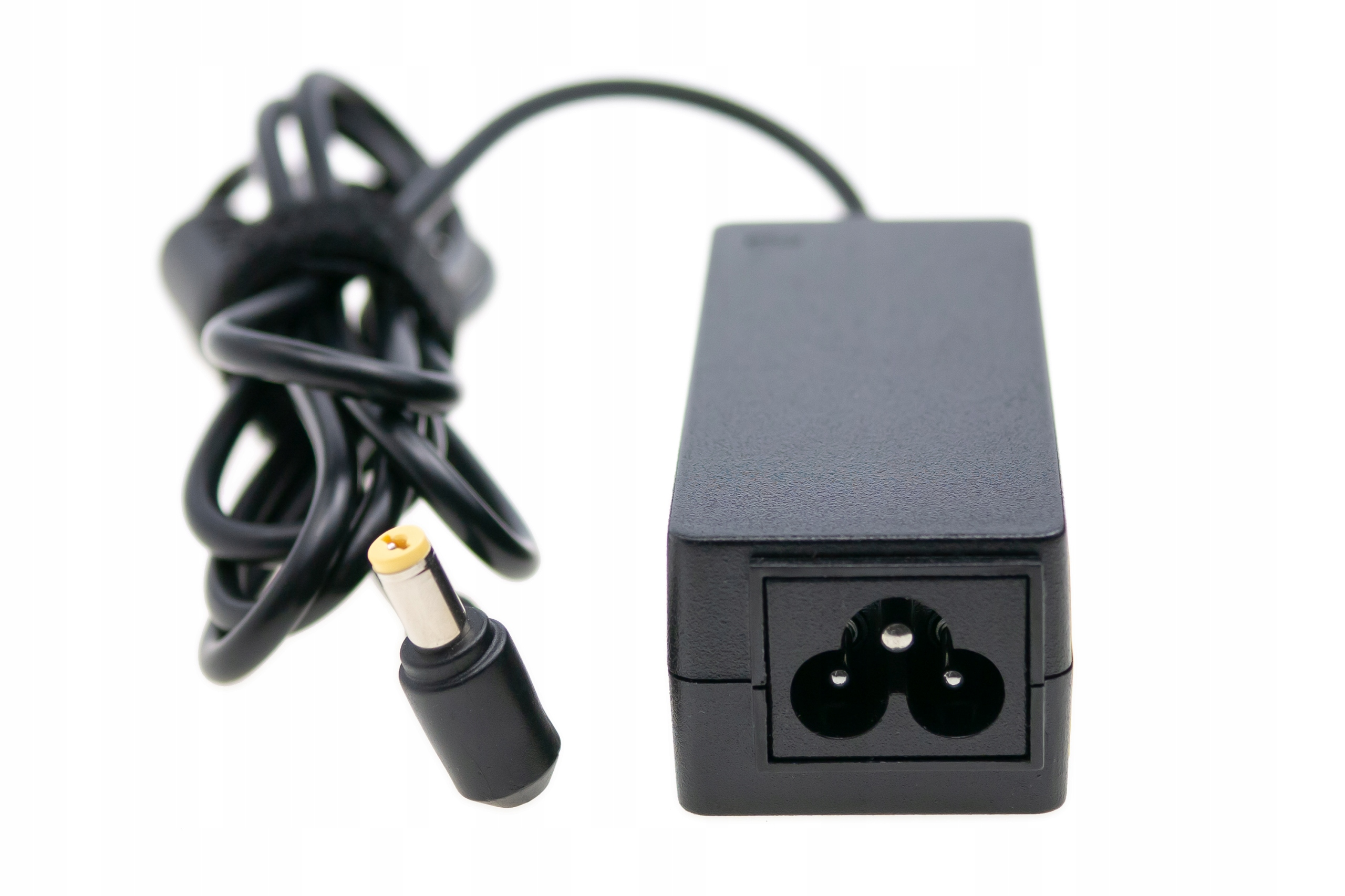 Czarny zasilacz do laptopa z wtyczką i kablem na białym tle. Złącze ma żółtą końcówkę.