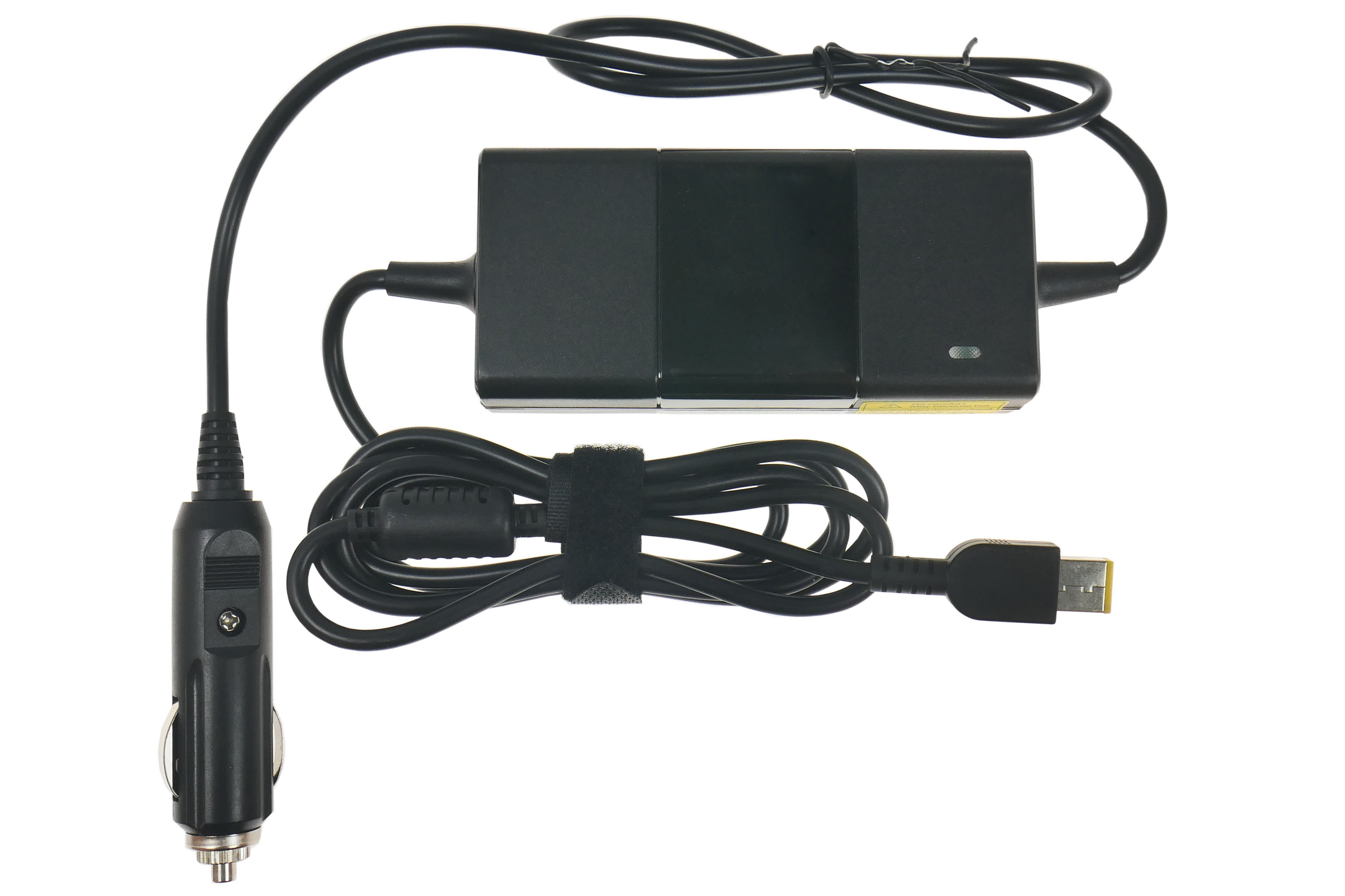 Czarna ładowarka do laptopa z adapterem samochodowym i kablem na białym tle. Zawiera zasilacz i różne złącza.