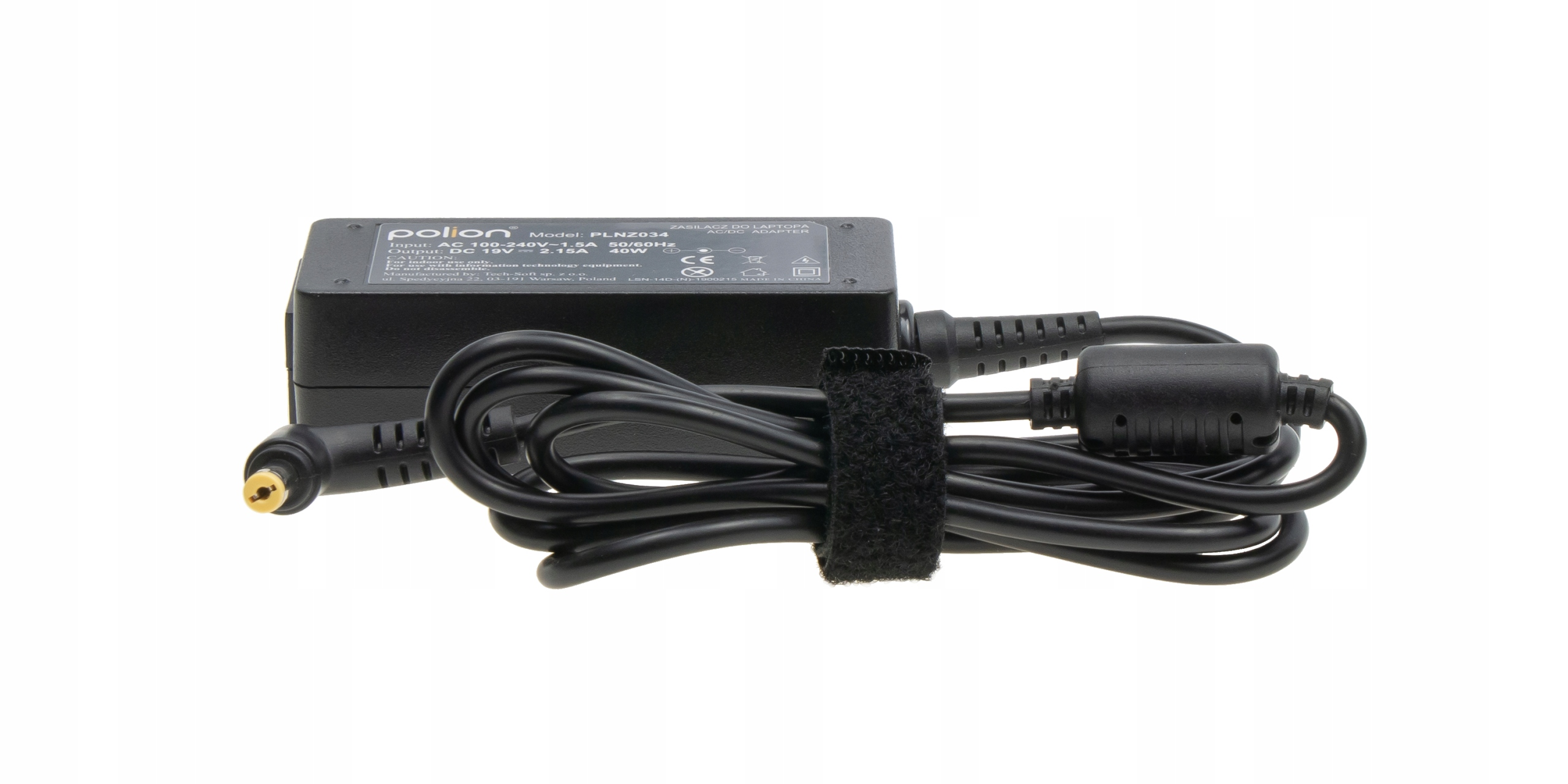 Czarny zasilacz AC/DC do laptopa z etykietą i czarnym kablem owiniętym czarnym paskiem na rzep.