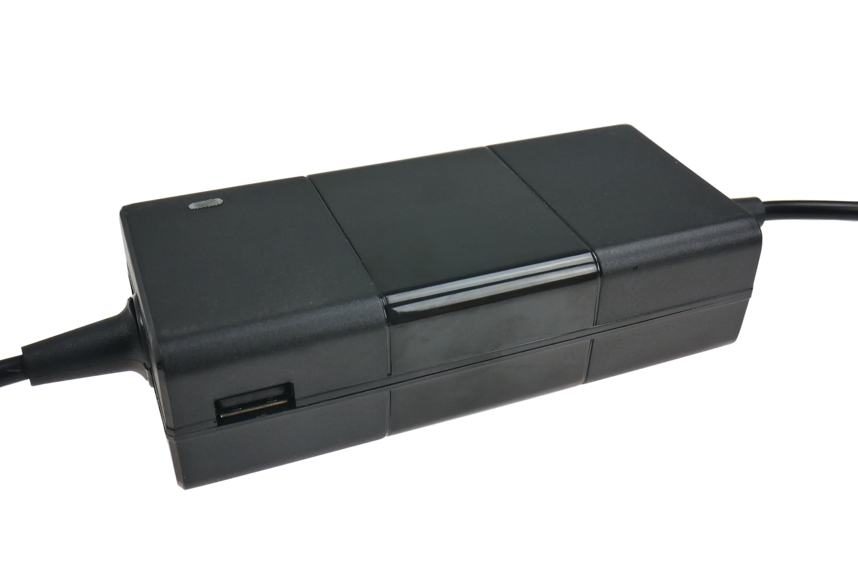 Czarny zasilacz z portem USB. Ma dołączony kabel zasilający i znajduje się na białym tle.