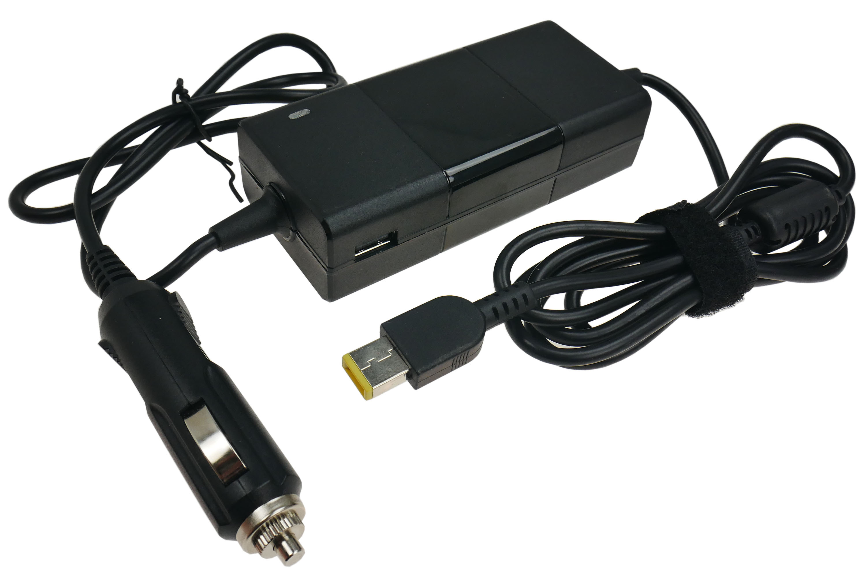 Czarna ładowarka do laptopa z wieloma kablami, adapterem samochodowym i portem USB na białym tle.