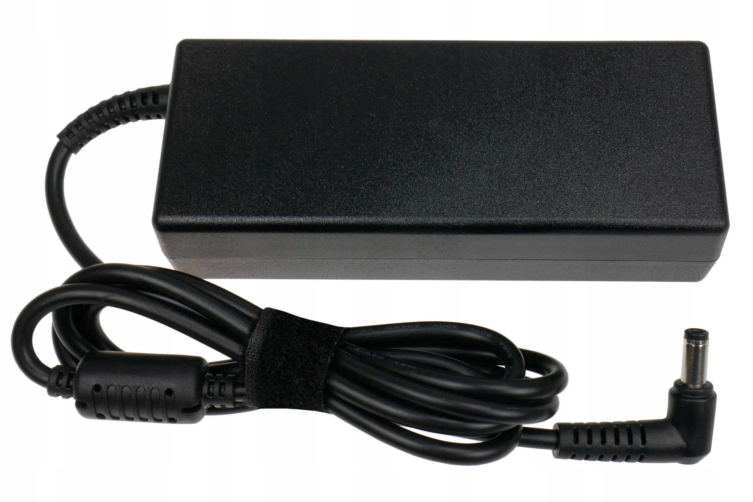 Czarny zasilacz do laptopa ze zwiniętym kablem i wtyczką, na białym tle.