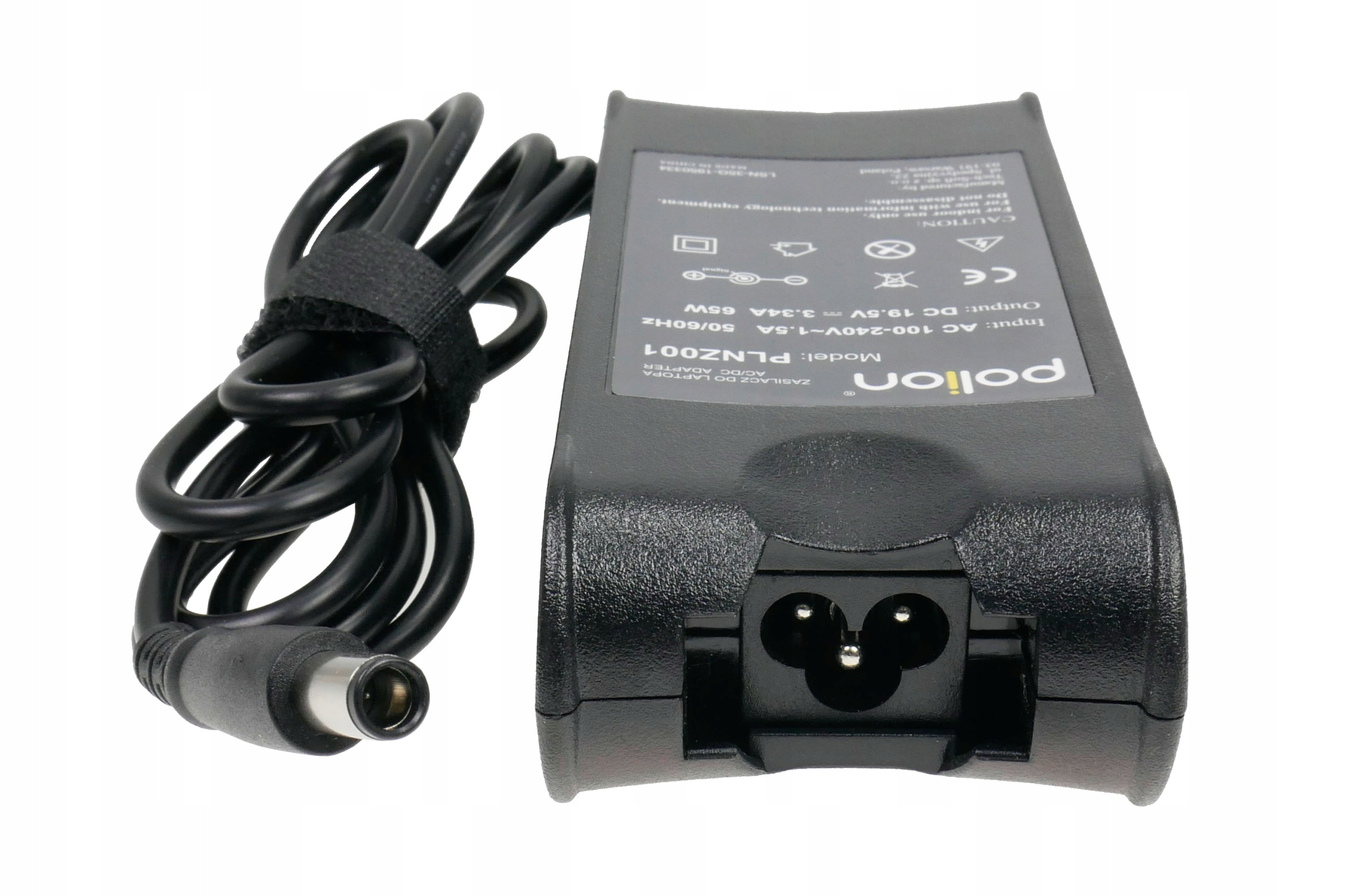 Czarny zasilacz do laptopa z dołączonym kablem. Adapter ma wtyczkę trójkołkową.