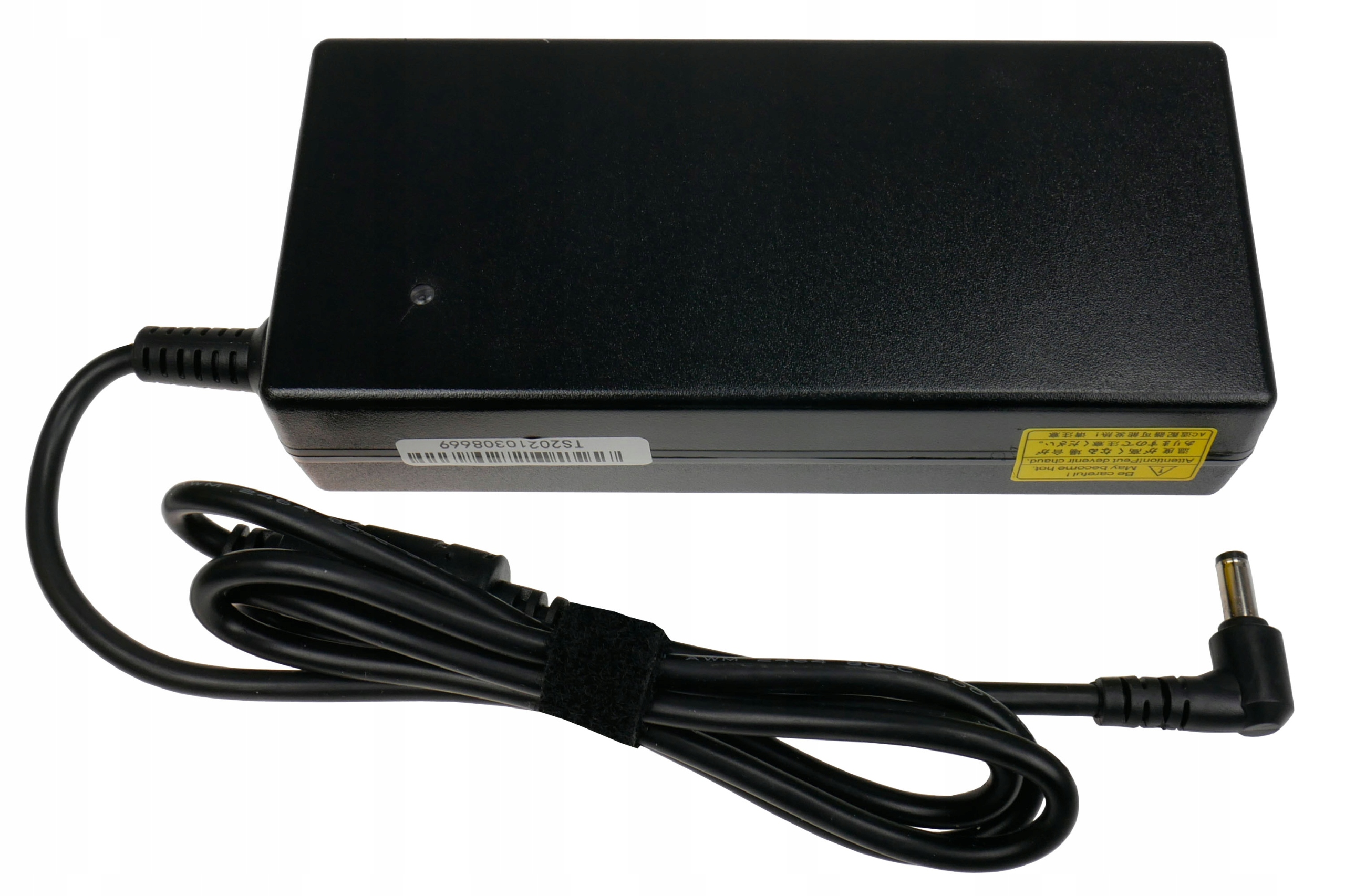 Czarny zasilacz z czarnym kablem. Ma etykietę z tekstem i żółtą etykietę ostrzegawczą.