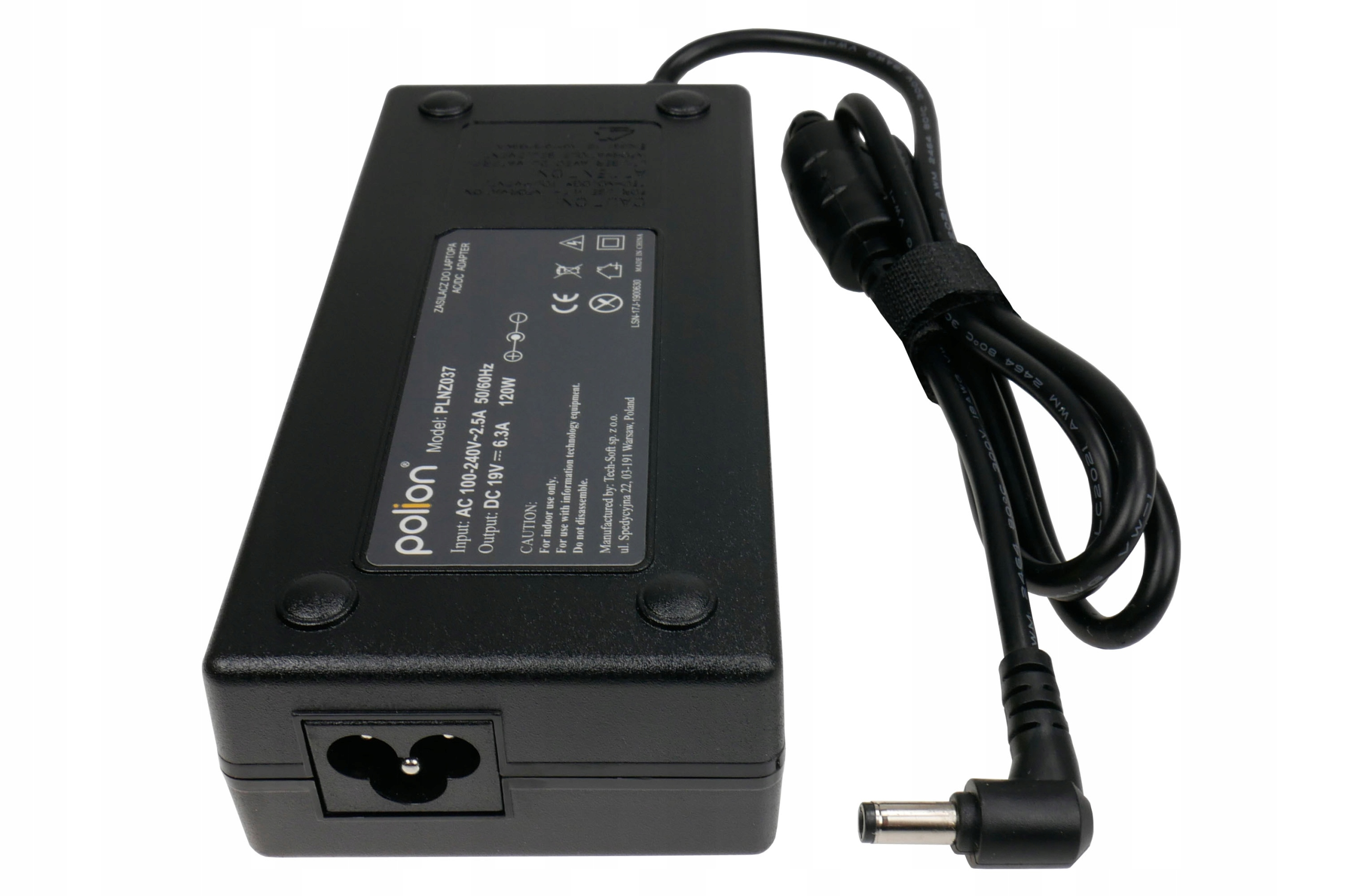 Czarny zasilacz do laptopa z czarnym kablem i złączem, białe tło. Zasilacz ma etykietę.