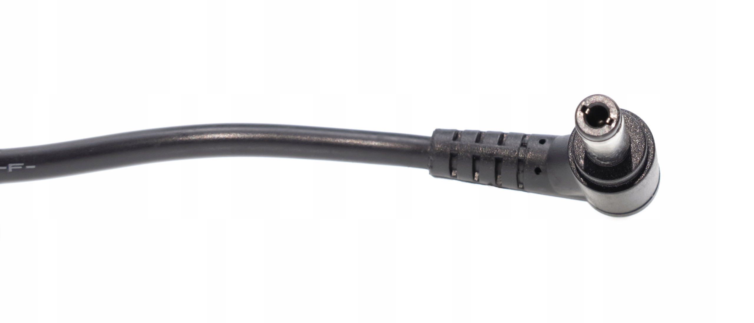 Czarny kabel zasilacza z kątowym złączem. Tło jest jednolicie białe.