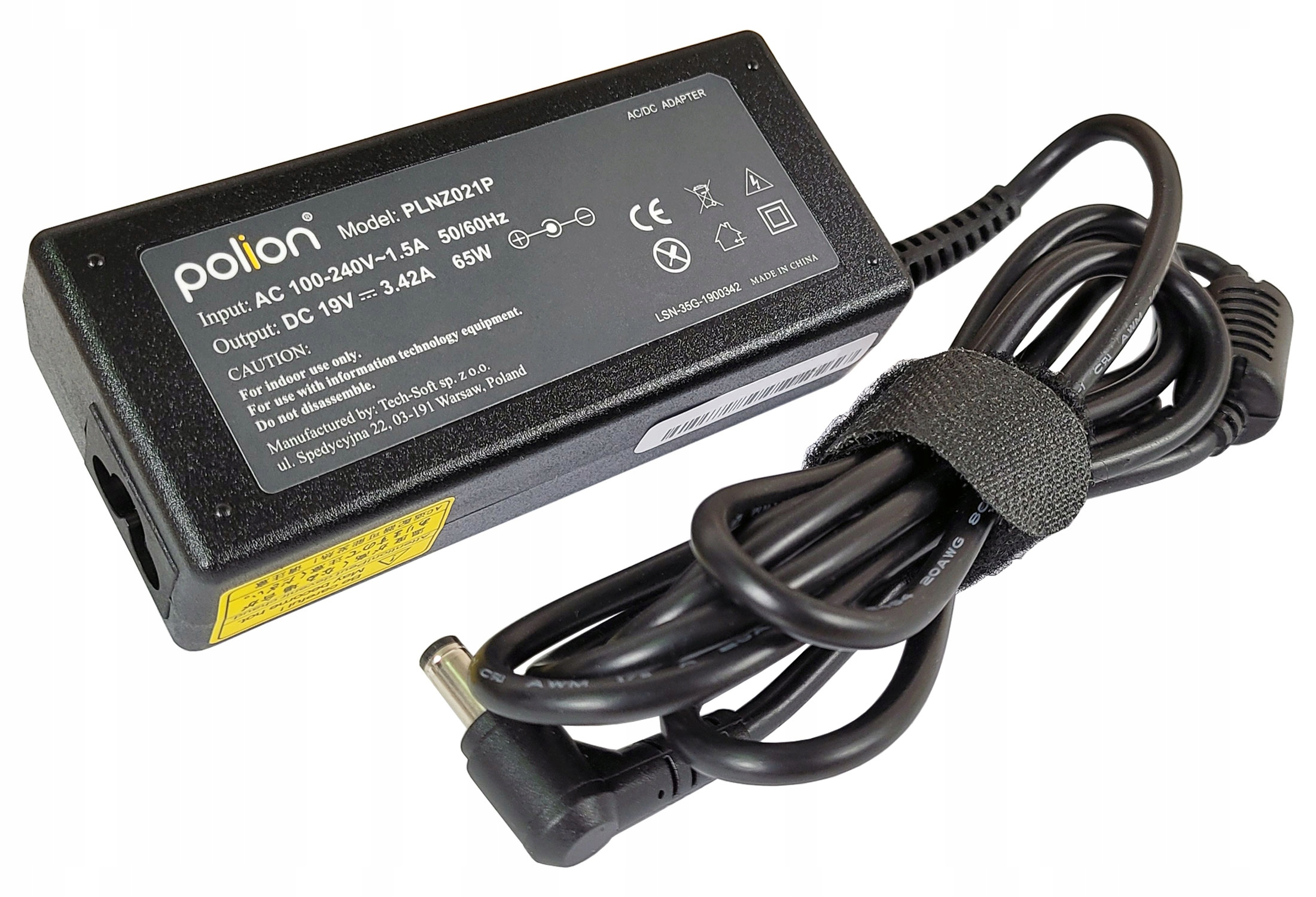 Czarny zasilacz Polion AC/DC z czarnym kablem. Zasilacz ma tekst, a kabel jest zabezpieczony paskiem na rzep.