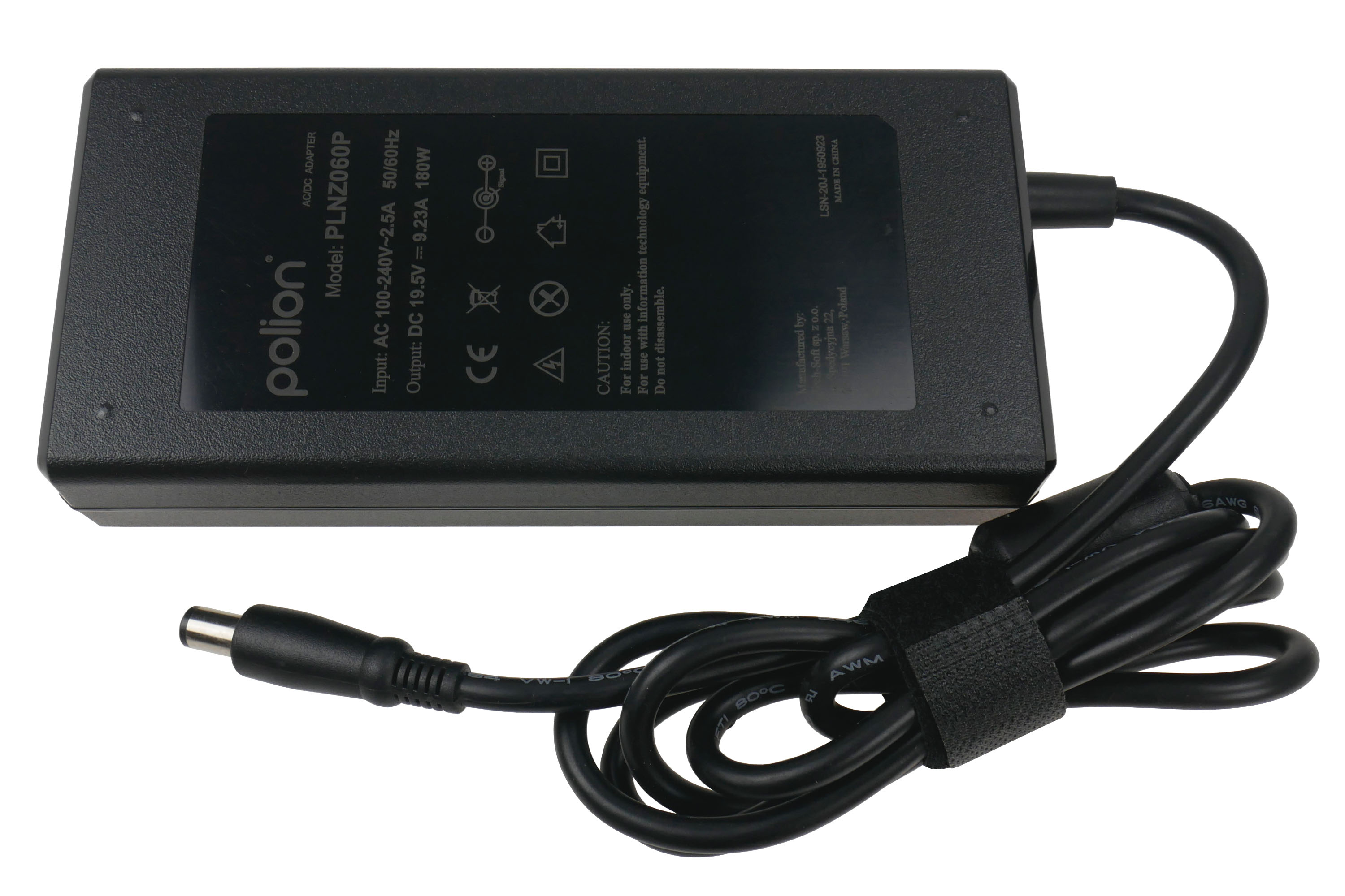 Czarny zasilacz z czarnym kablem. Zasilacz ma tekst i symbole. Białe tło.