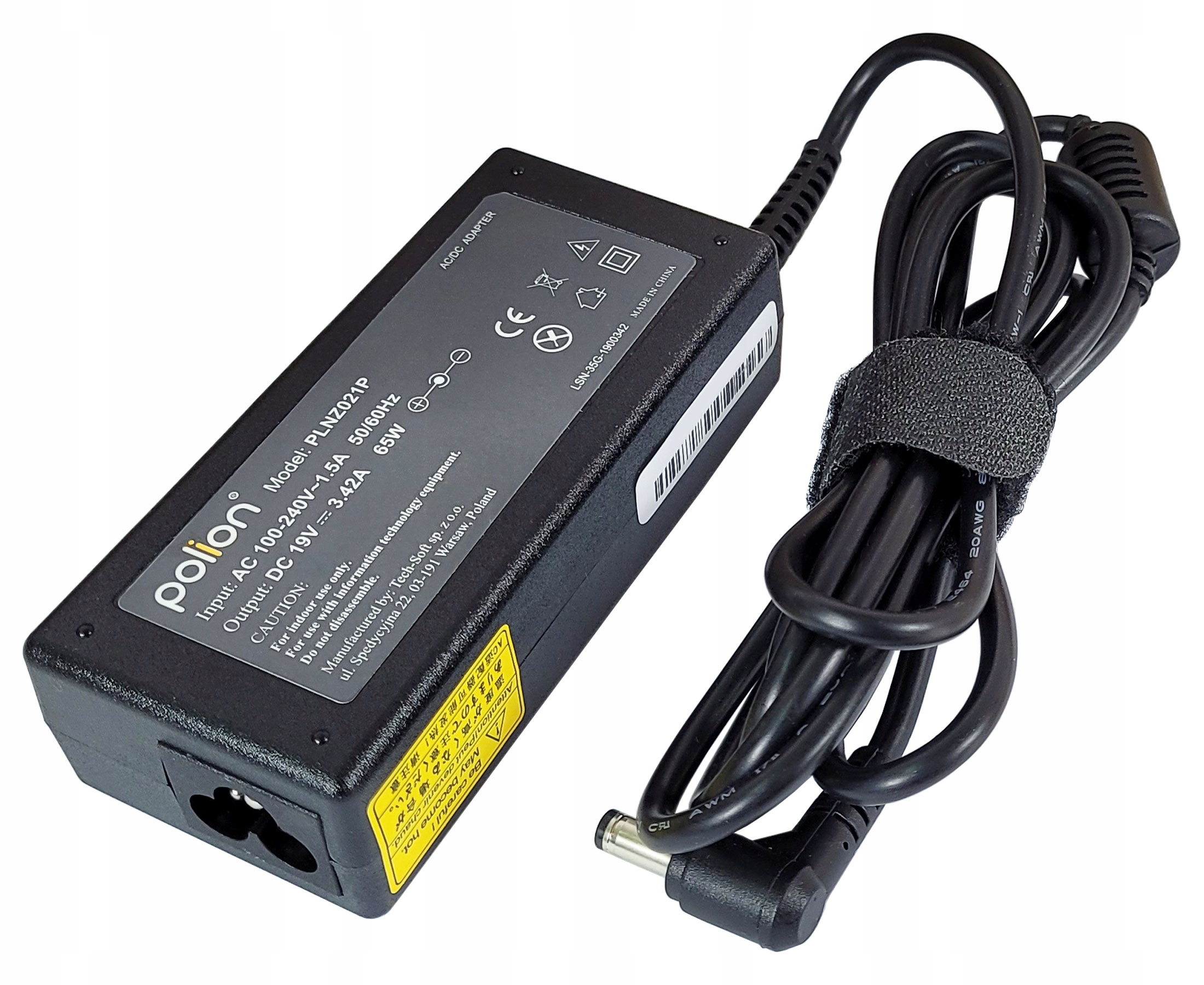 Czarna ładowarka do laptopa z czarnym kablem owiniętym paskiem. Ładowarka ma wydrukowane informacje o produkcie.