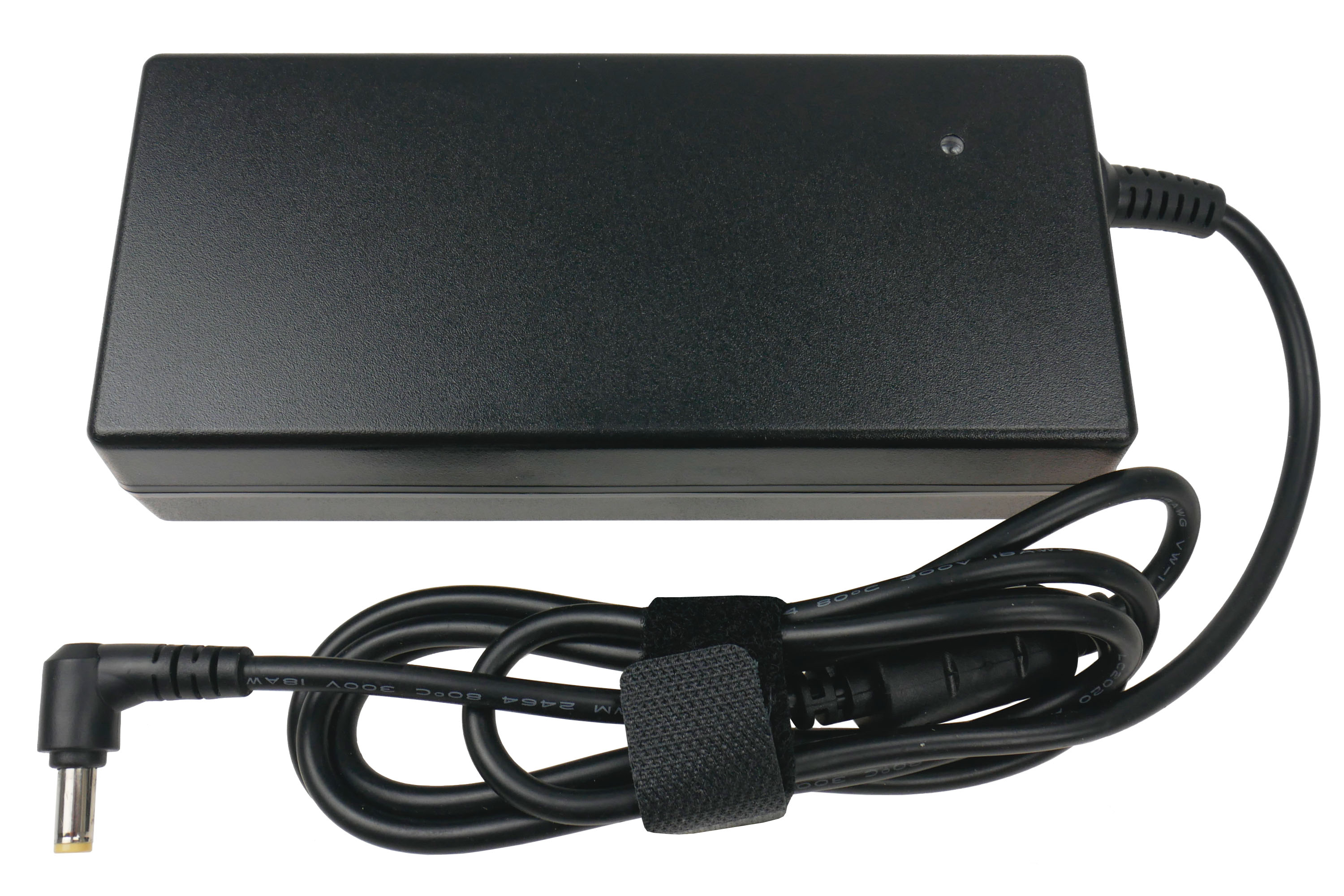 Czarny zasilacz do laptopa z czarnym kablem i złotym złączem, na białym tle.