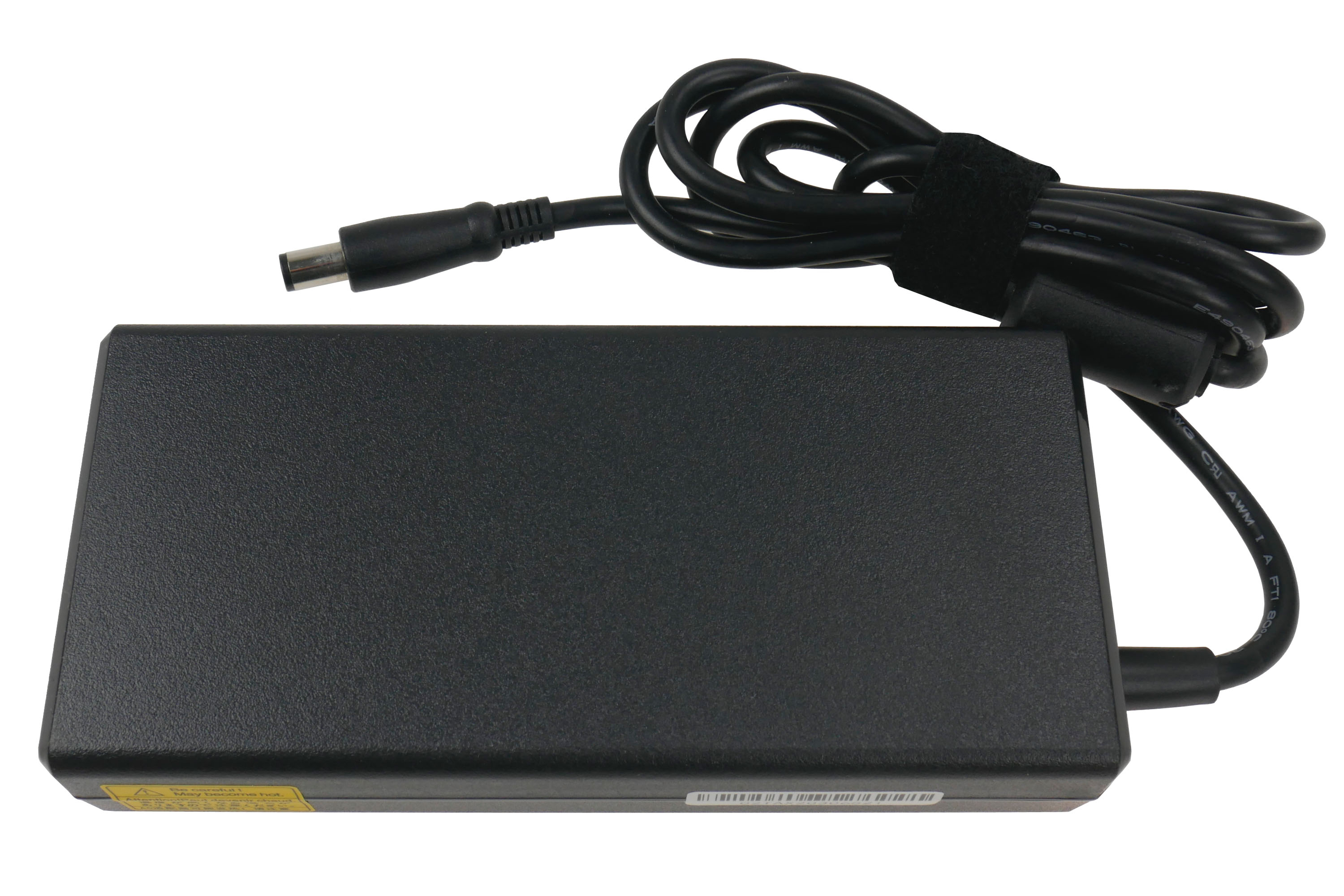 Czarny zasilacz do laptopa z dołączonym czarnym kablem i złączem. Białe tło.