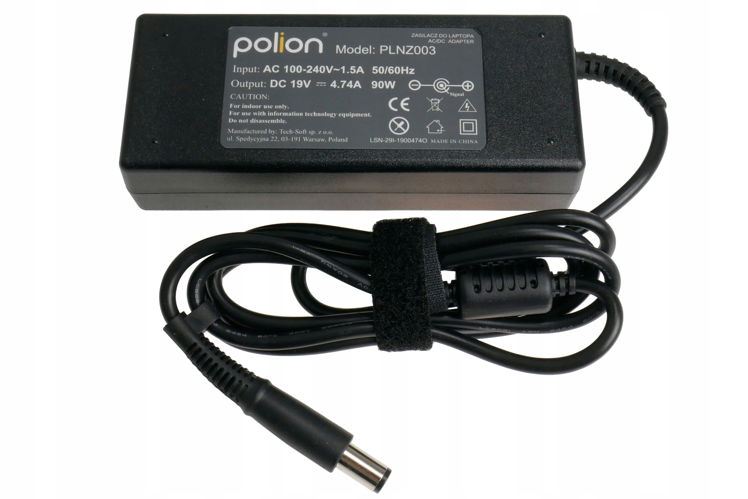 Czarny zasilacz do laptopa z czarnym kablem i złączem. Białe tło.