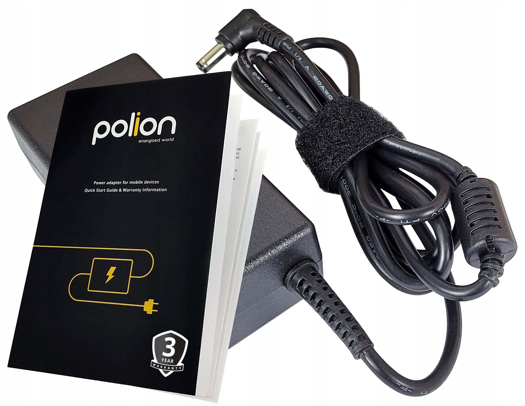 Czarny zasilacz do laptopa z dołączonym kablem i czarną broszurą. Broszura ma markę 'polion'.