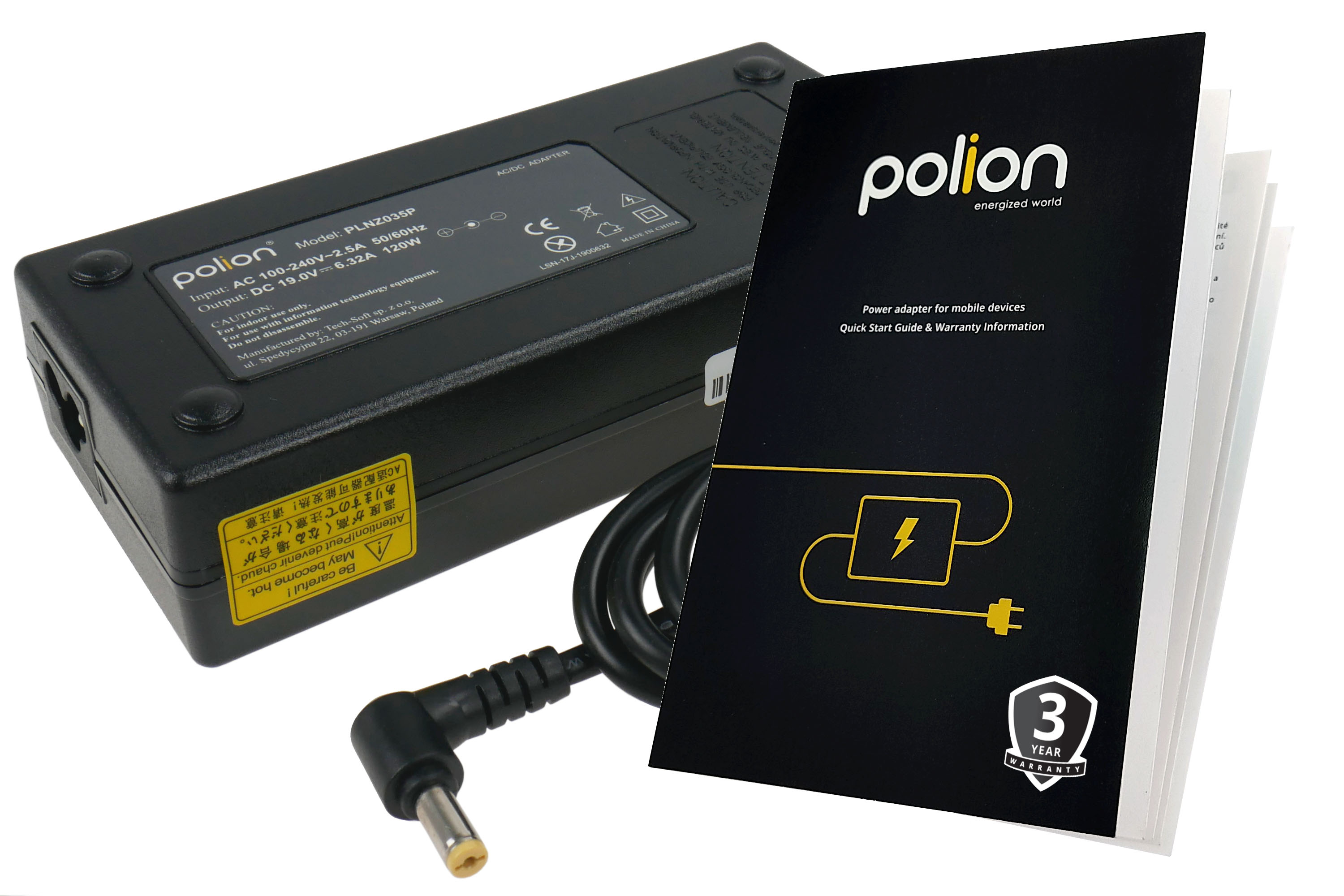Czarny zasilacz, instrukcja i czarny kabel. Zasilacz ma etykiety. Instrukcja ma logo marki.
