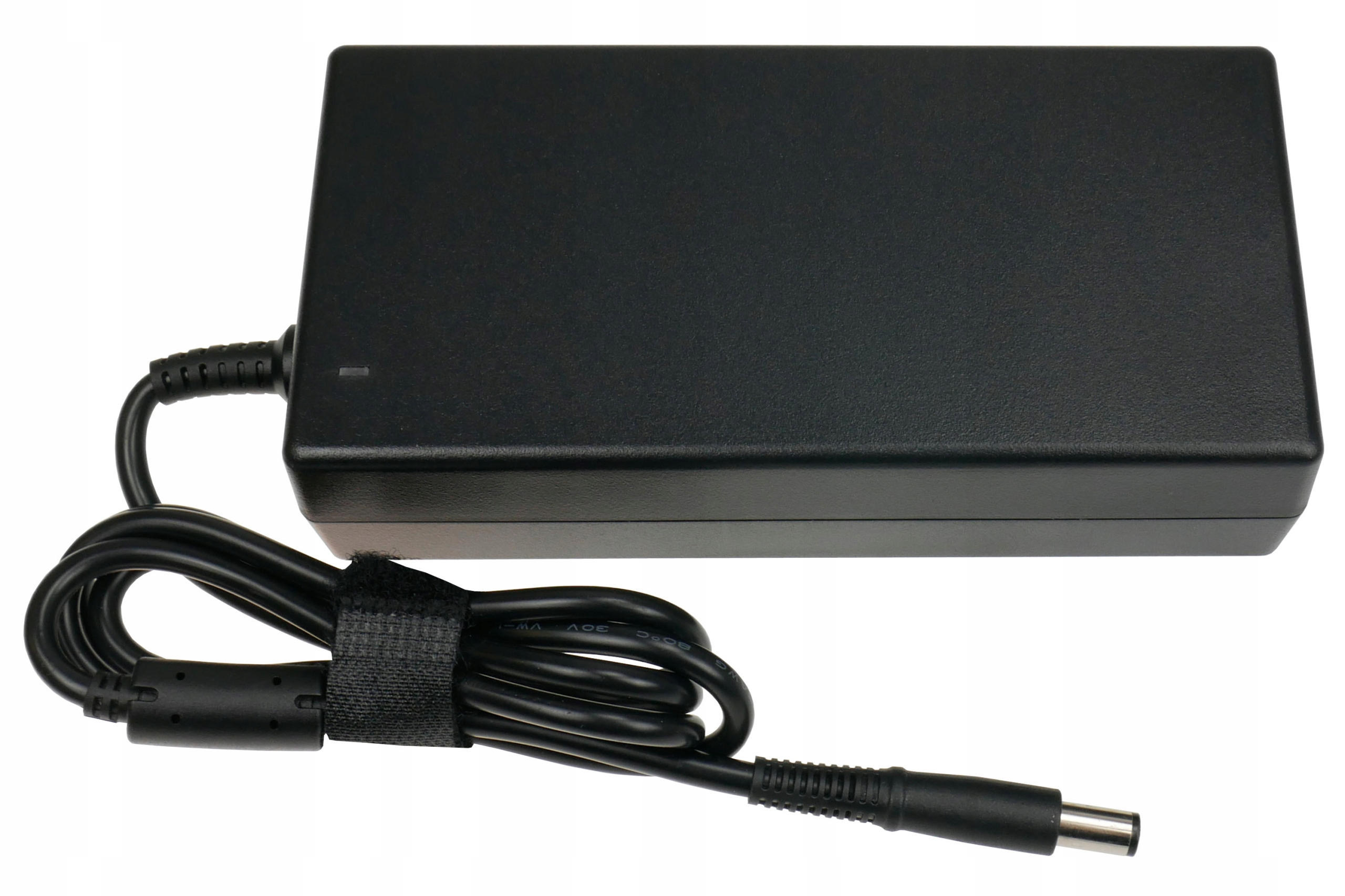 Czarna ładowarka do laptopa z czarnym kablem. Kabel jest owinięty rzepem. Białe tło.