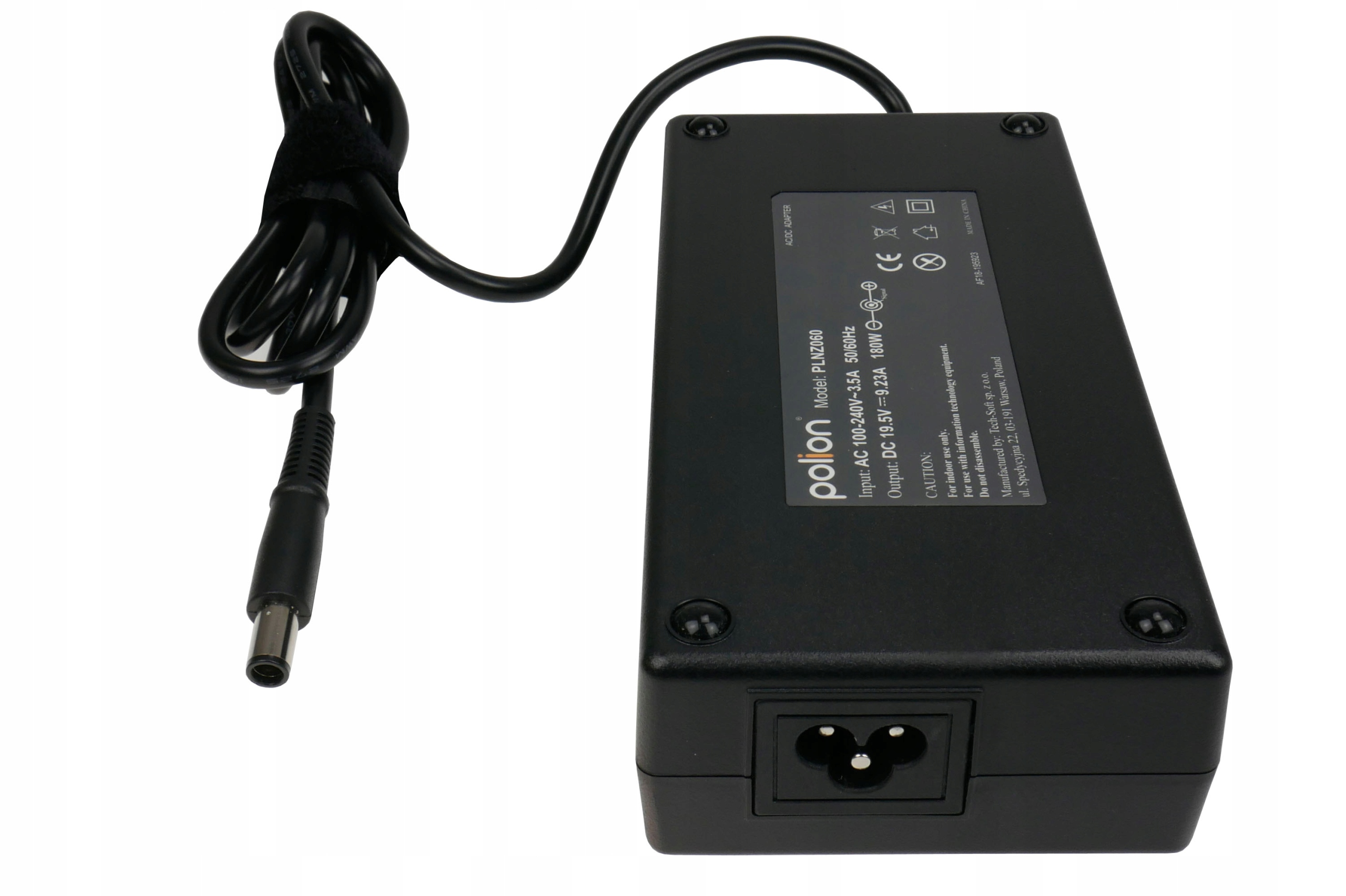 Czarny zasilacz Polion z czarnym kablem i złączem. Białe tło.