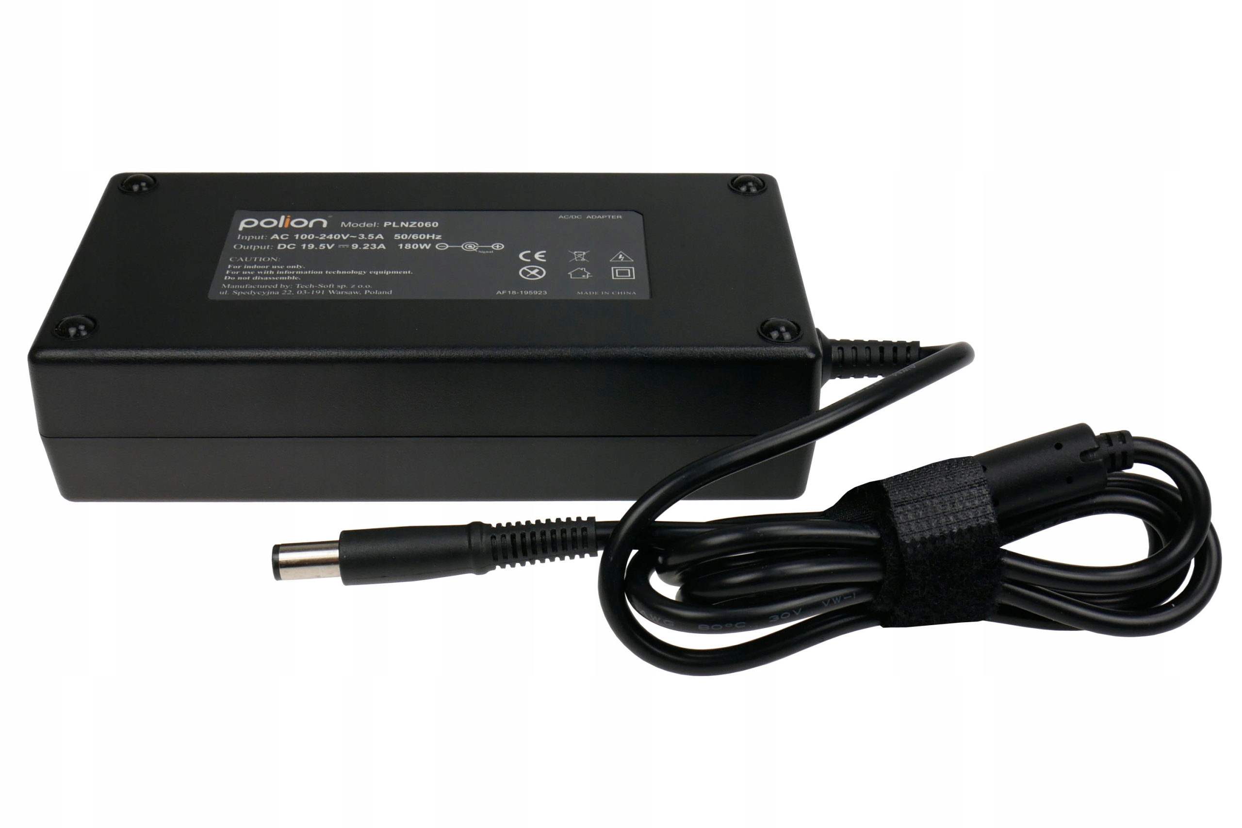 Czarny zasilacz AC/DC z kablem zasilającym i etykietą. Tło jest białe.