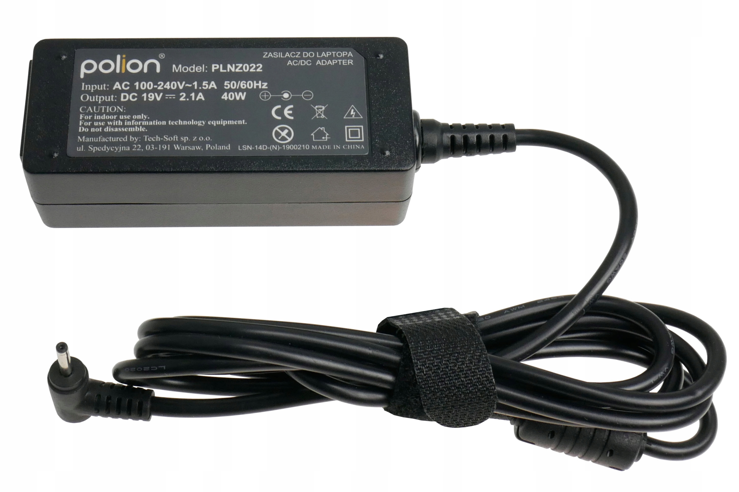 Czarna ładowarka do laptopa z czarnym kablem, trzymana razem paskiem na rzep, na białym tle.