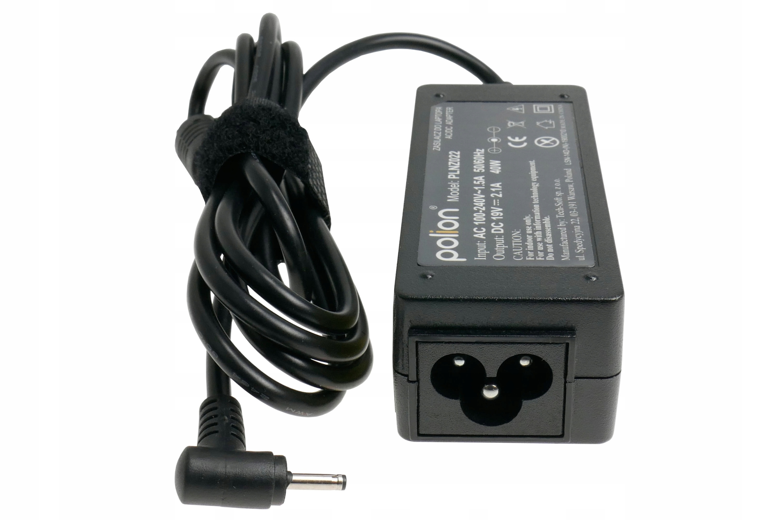 Czarna ładowarka do laptopa z czarnym kablem. Posiada zasilacz i wtyczkę.