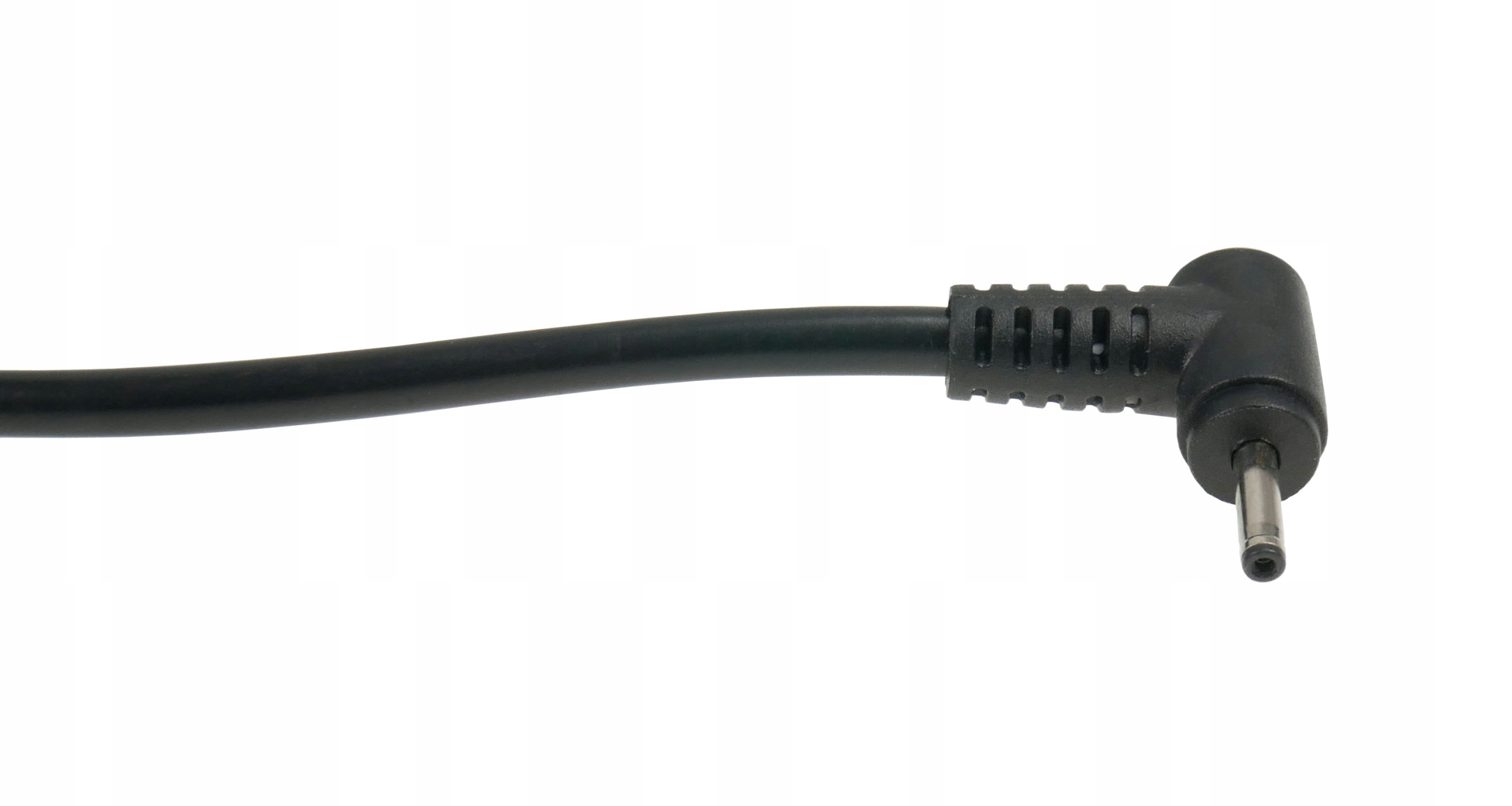 Czarny kabel zasilacza z kątowym złączem. Kabel znajduje się na białym tle.