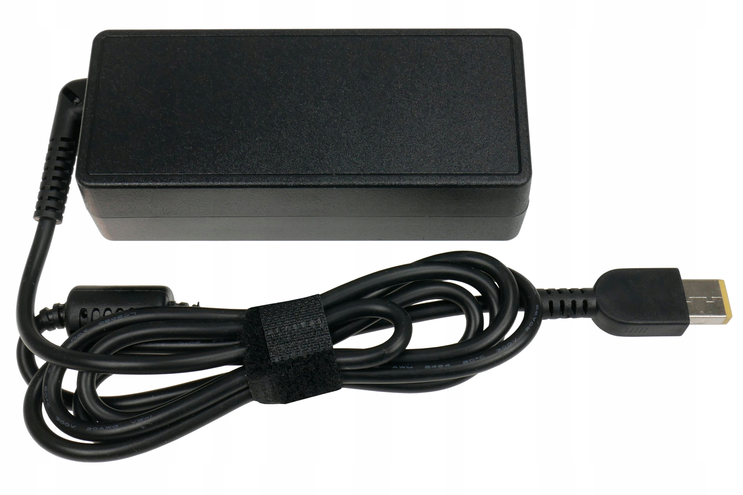 Czarna ładowarka do laptopa z czarnym kablem i złączem USB. Białe tło.