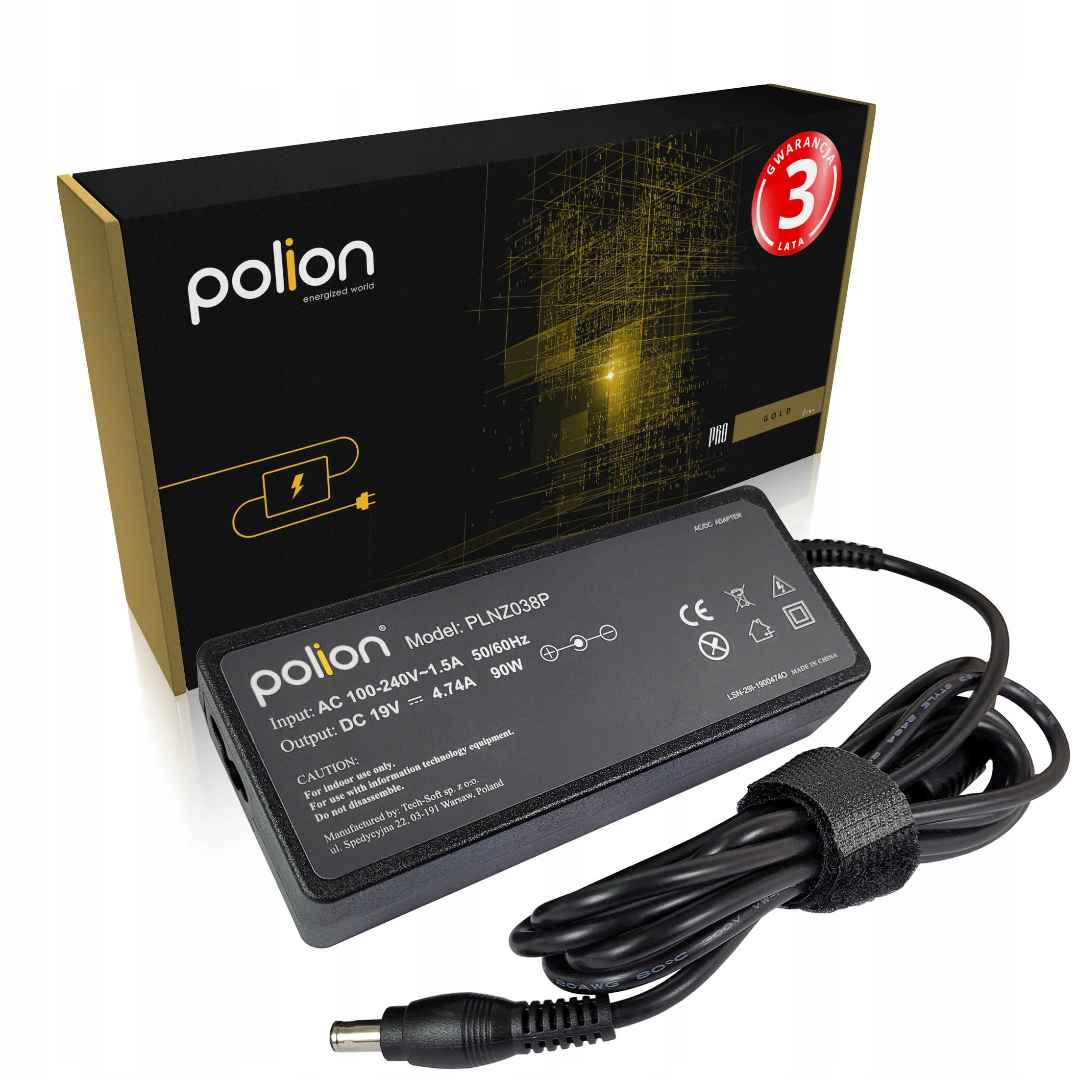 Czarny zasilacz do laptopa, z etykietą. Pudełko z logo i pieczęcią gwarancyjną. Widoczny czarny kabel i wtyczka.