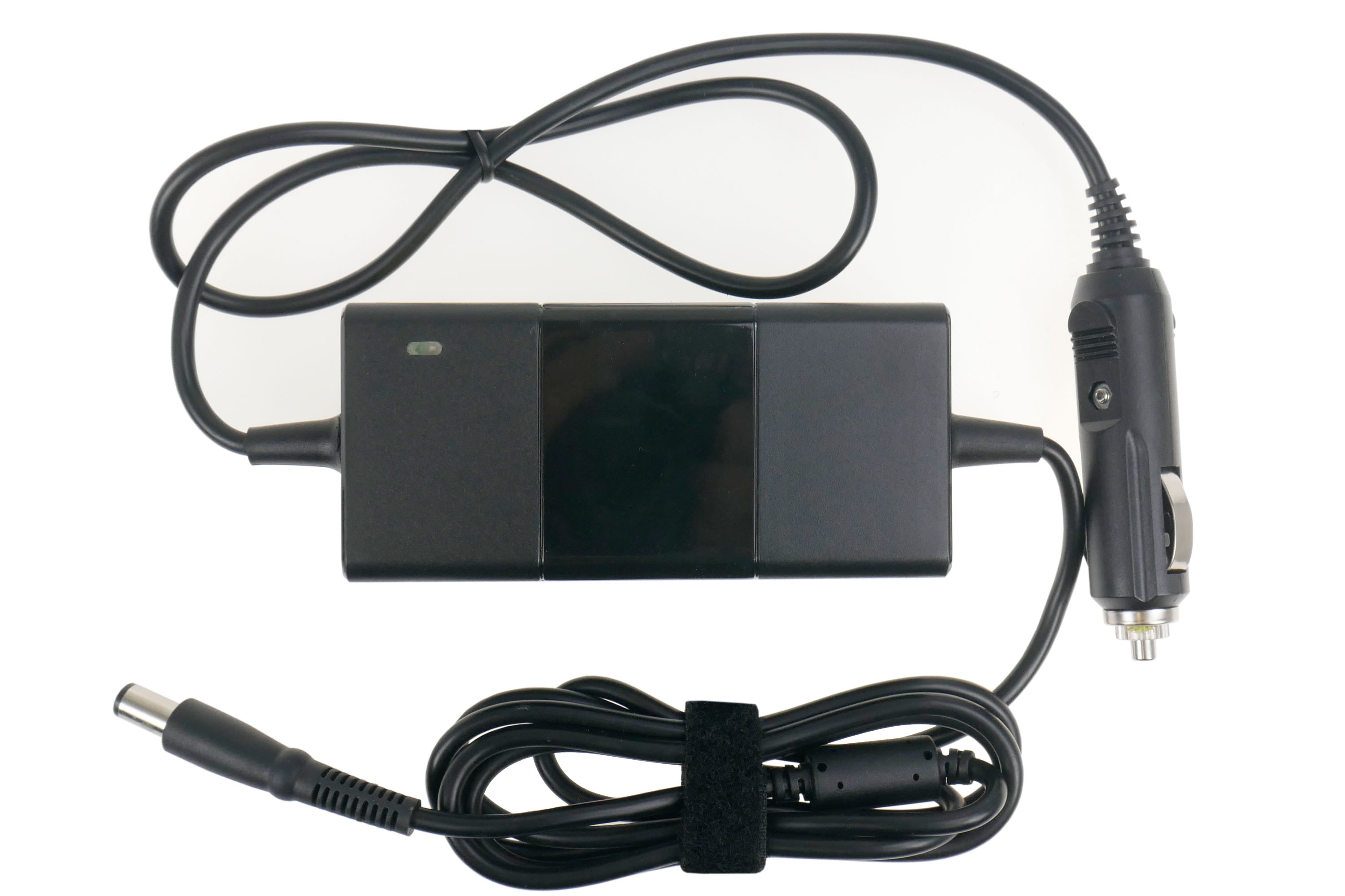 Czarna ładowarka do laptopa z wieloma kablami i adapterem samochodowym na białej powierzchni.