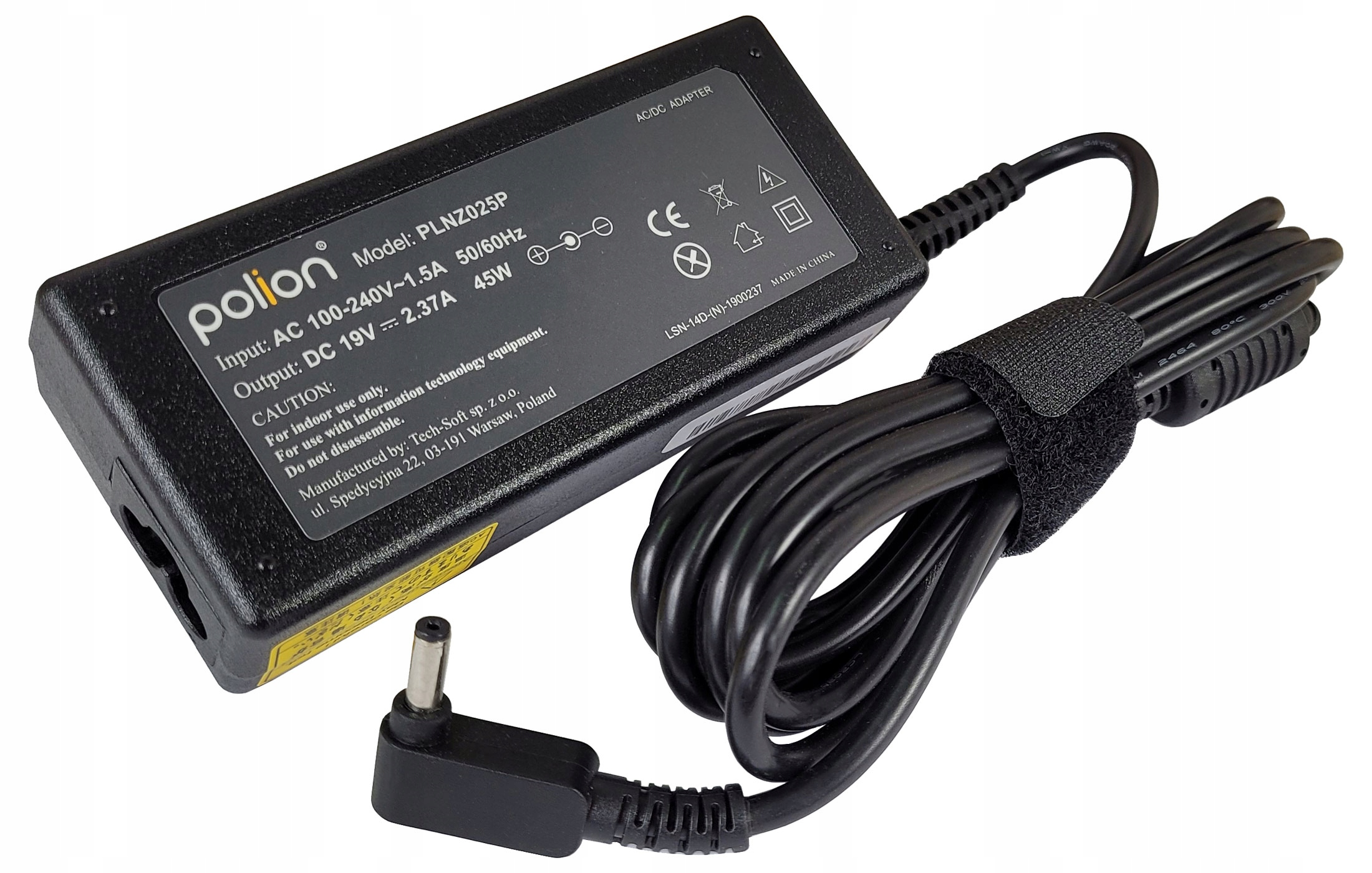 Czarny zasilacz AC/DC Polion z czarnym kablem. Zasilacz ma tekst i wtyczkę.