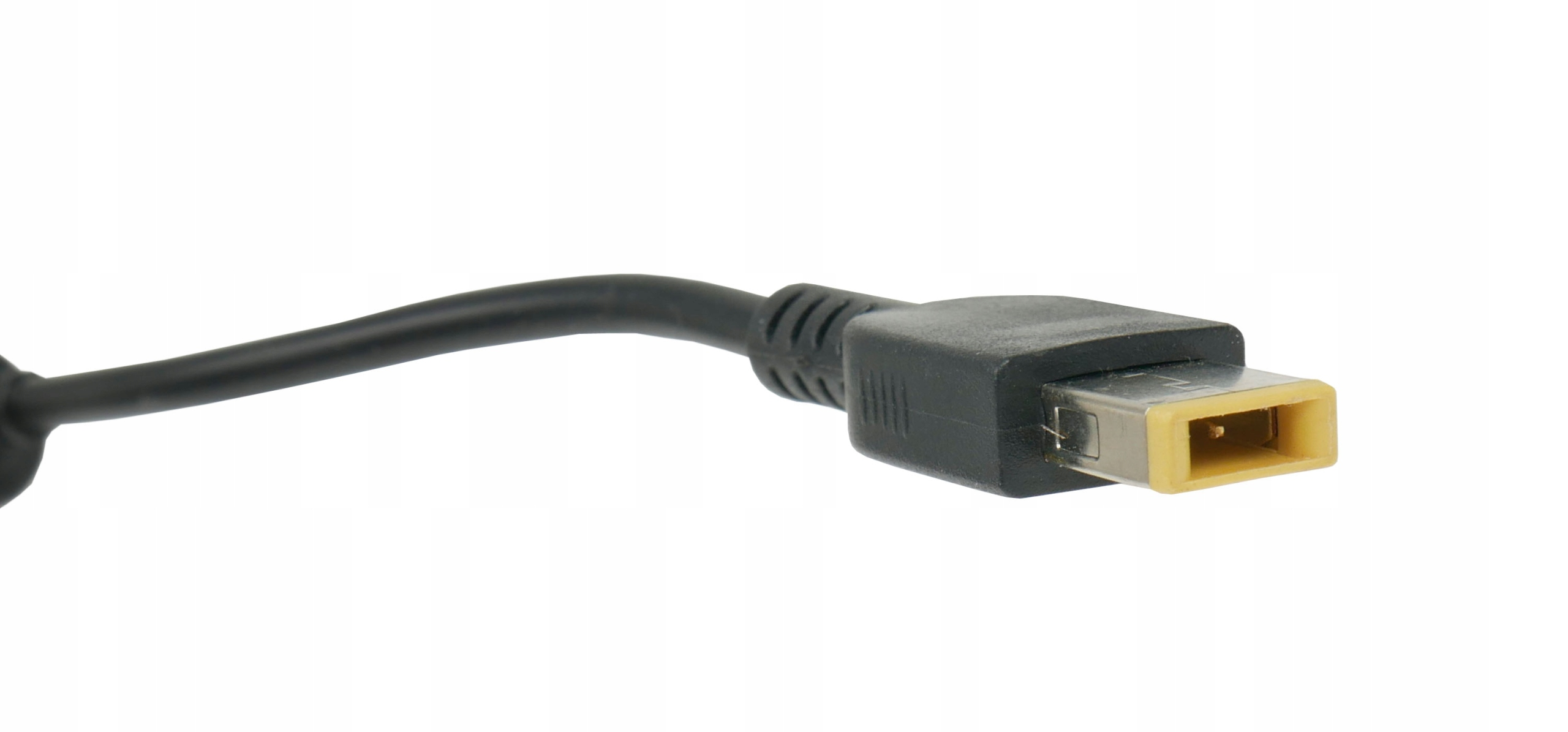 Czarny kabel zasilający z prostokątnym złączem. Złącze ma żółte wnętrze na białym tle.