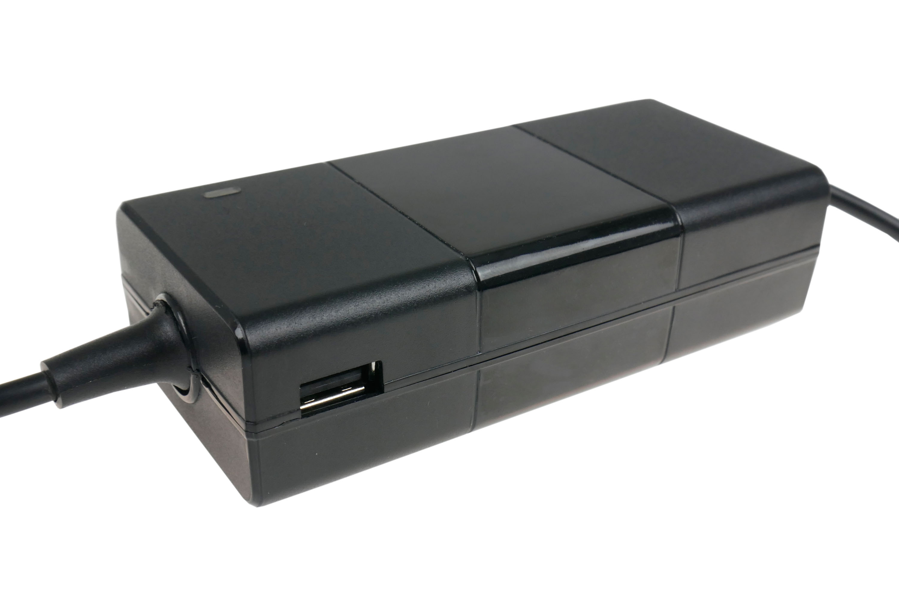 Czarny zasilacz z portem USB i kablem. Na białym tle.