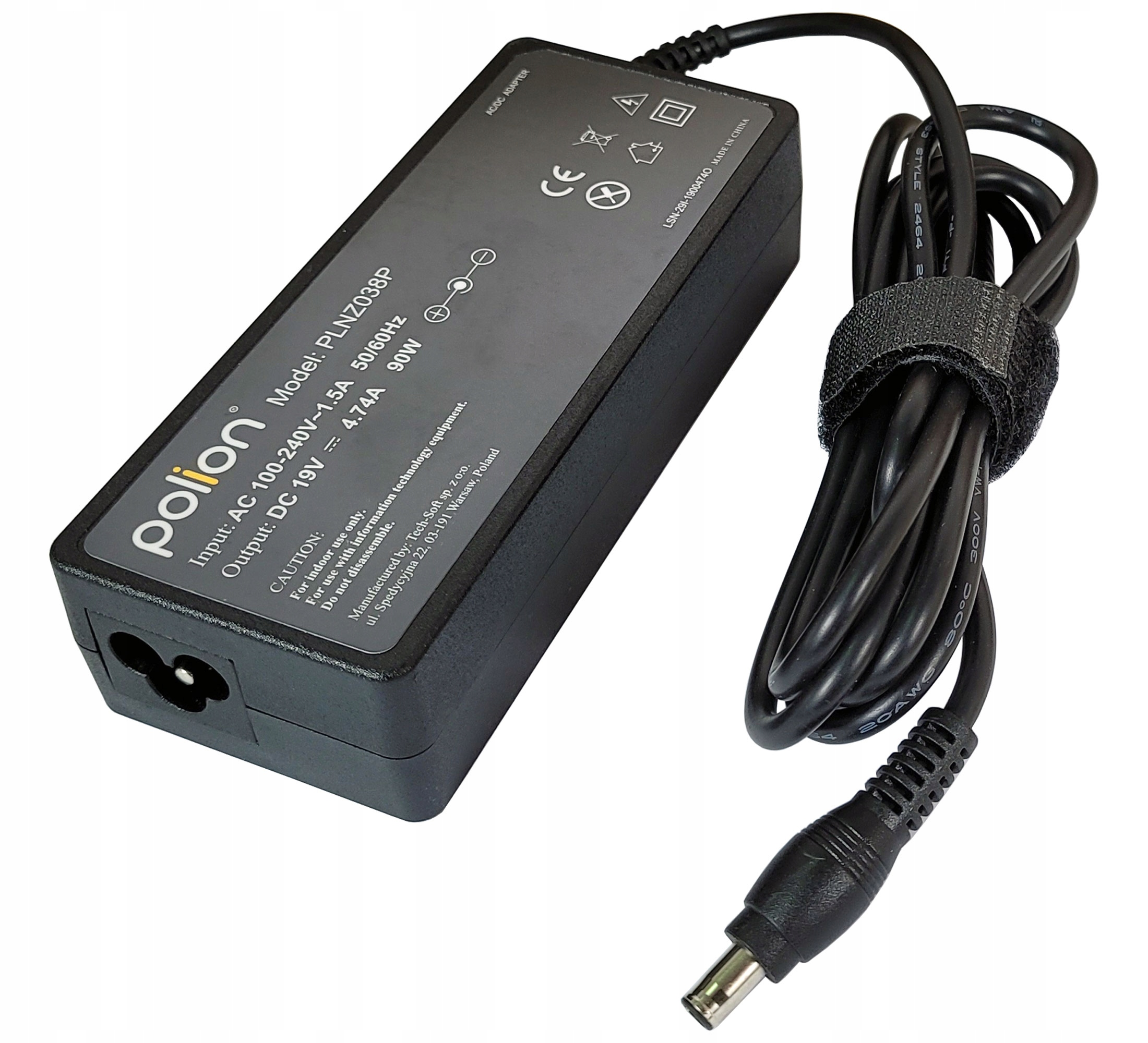 Czarny adapter AC Polion z czarnym kablem. Zawiera tekst wskazujący szczegóły wejścia, wyjścia i modelu.