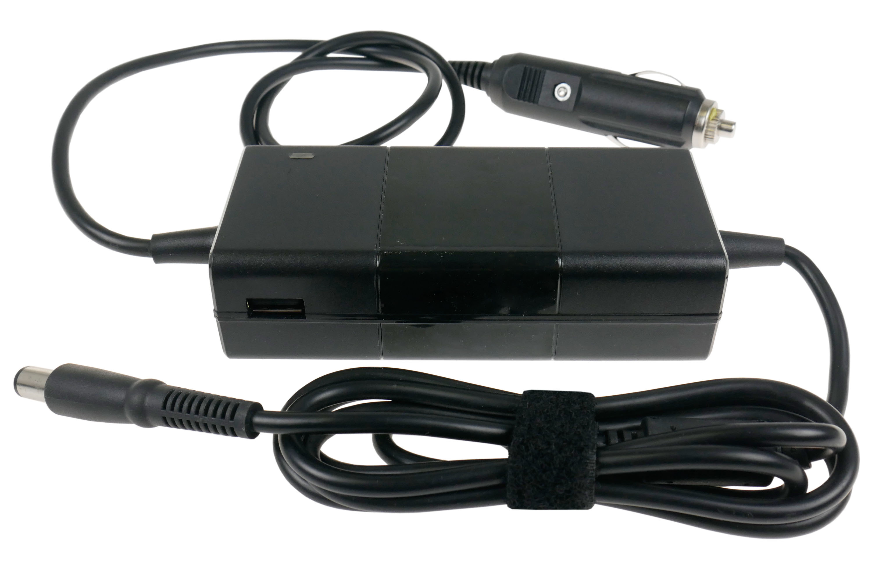 Czarna ładowarka do laptopa z adapterem samochodowym. Widoczne kable i port USB. Białe tło.