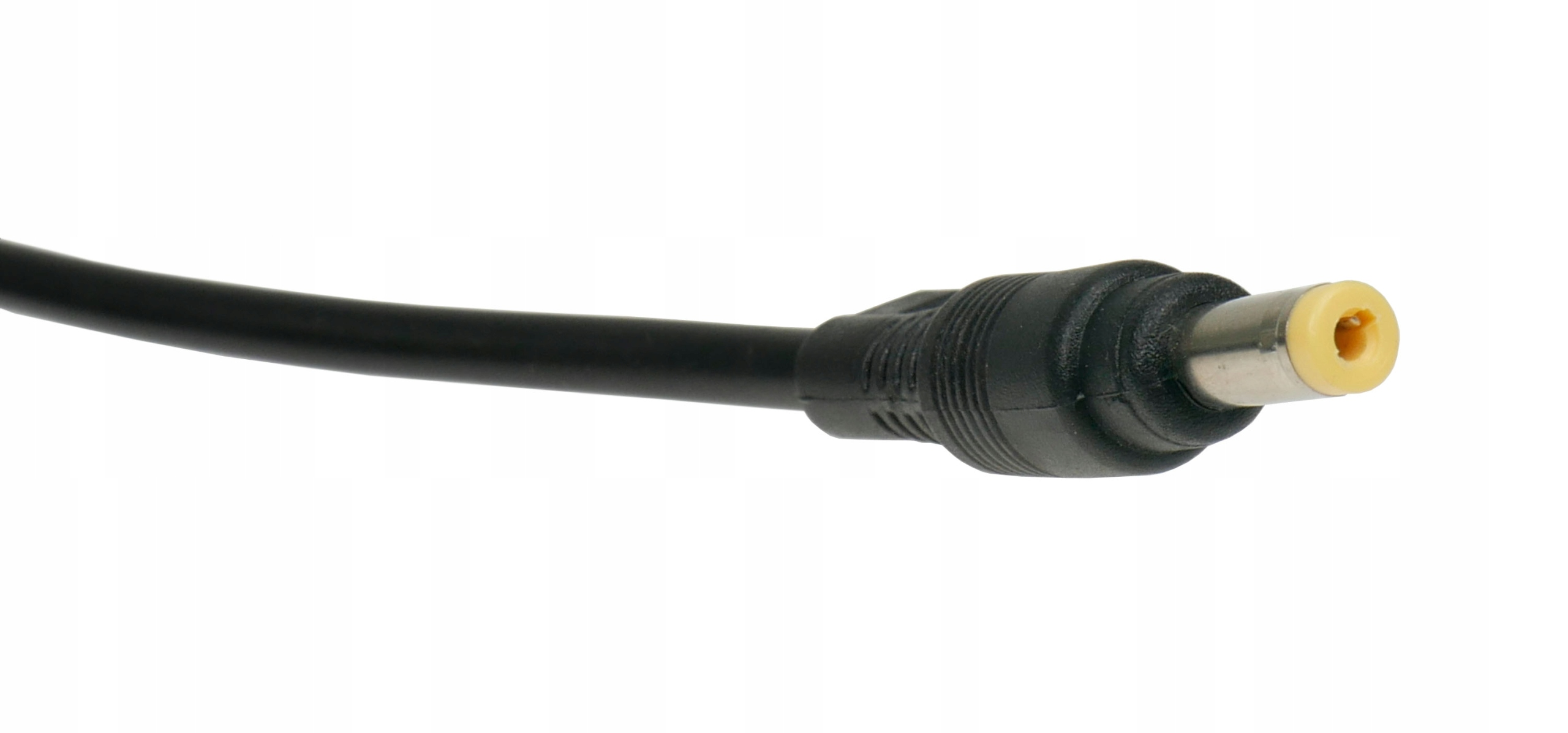 Zbliżenie czarnego kabla zasilającego ze złączem. Złącze ma żółty środek i srebrny metalowy pierścień.